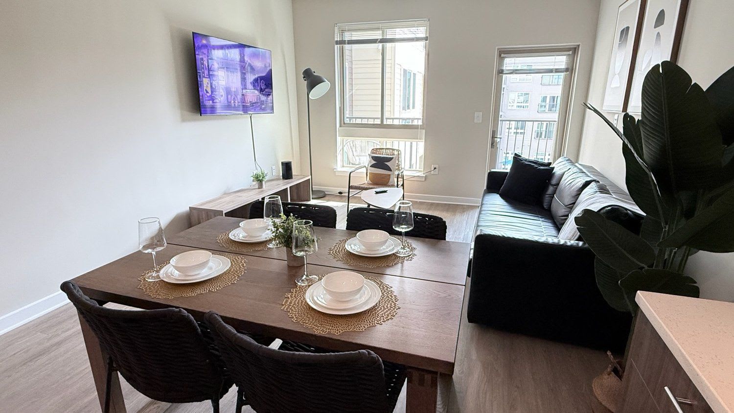 Spacious 2BR plus Den - Pool, Balcony & 3 Queens