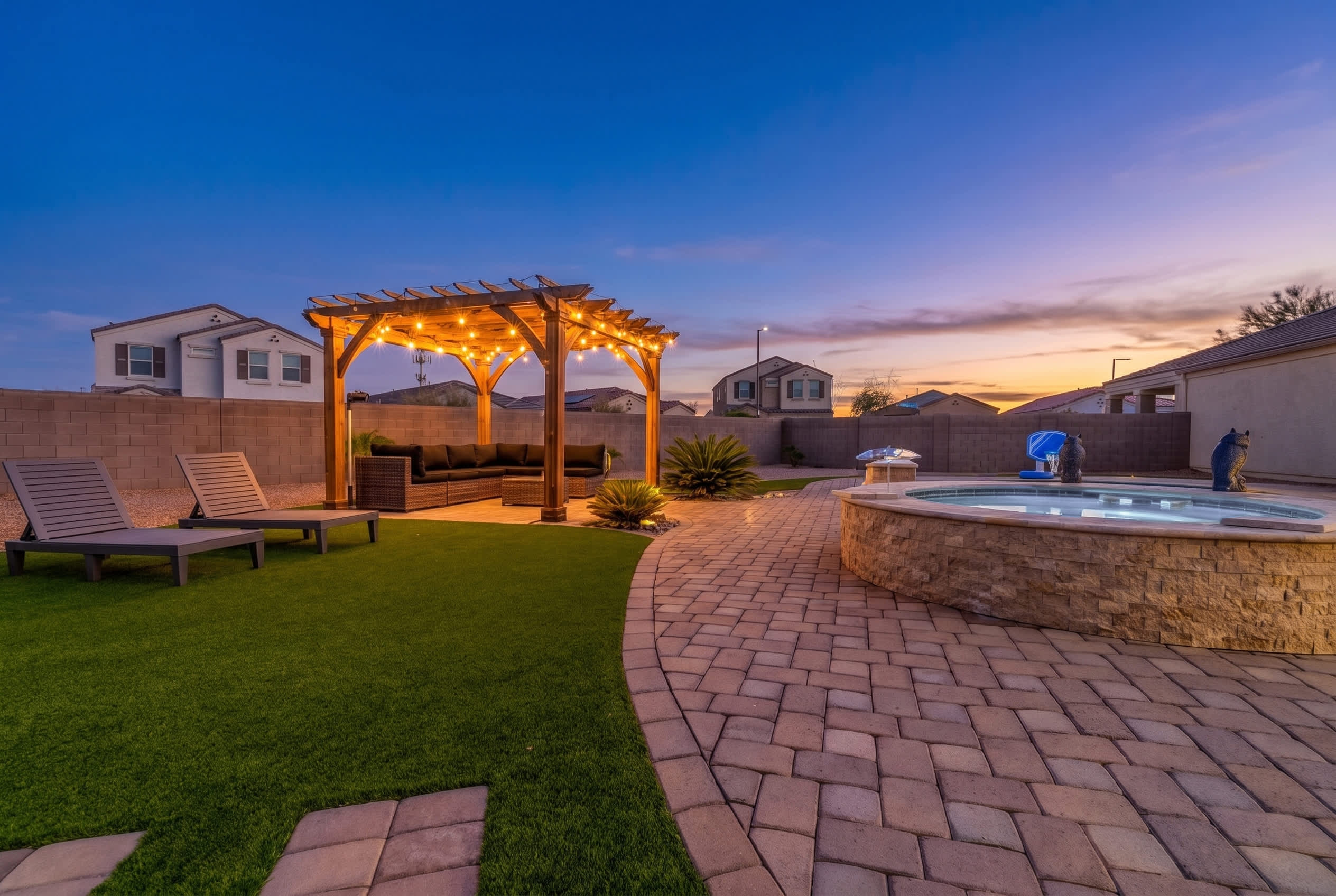 Heated Salt Water Pool, Hot Tub, Firepit, King Bed