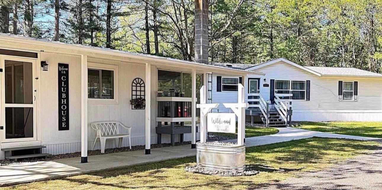 Peaceful home with 3 seasons clubhouse - half a mile from Castle Rock Lake,