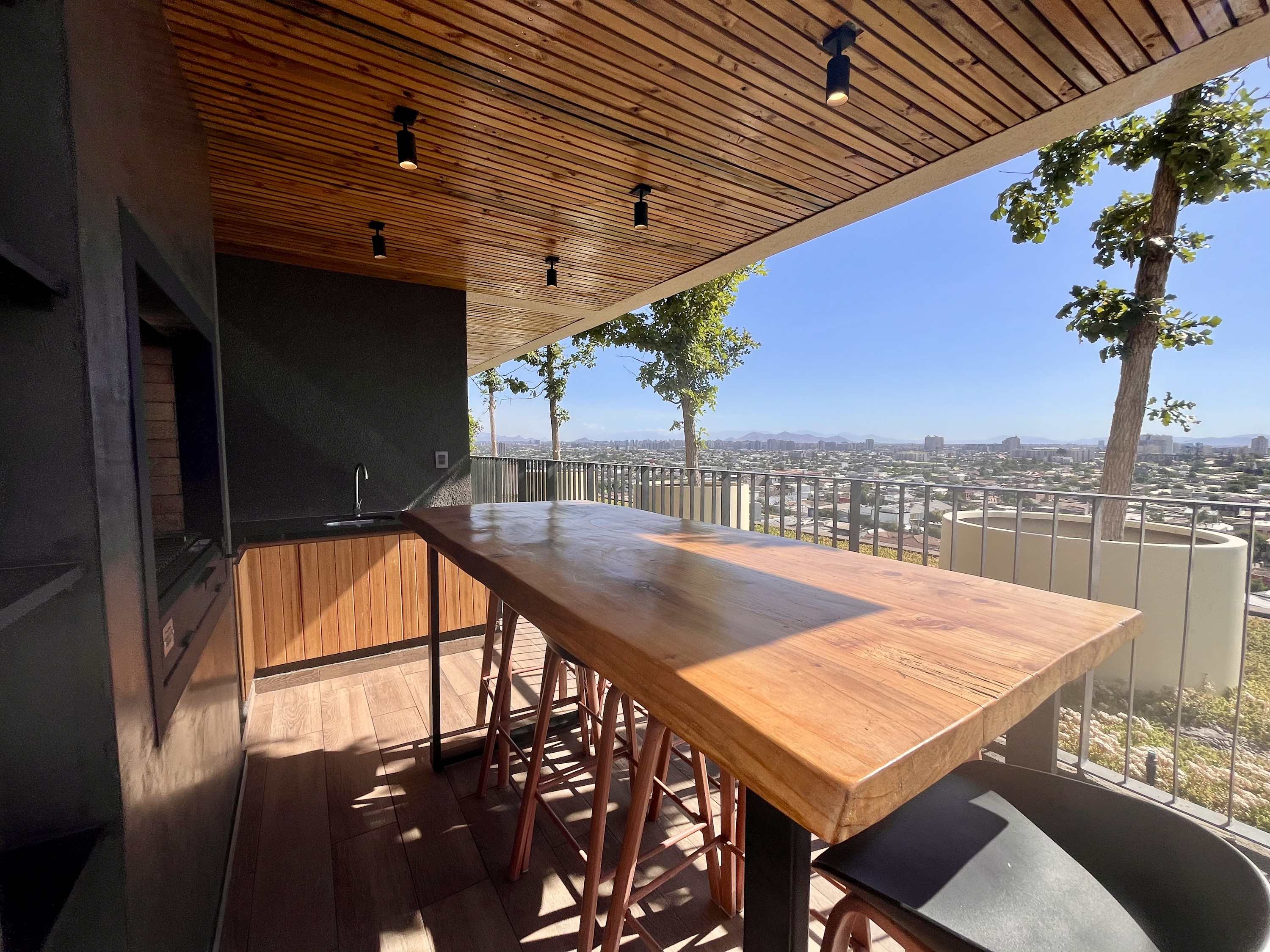 Urban Apt with Balcony & Metro Access