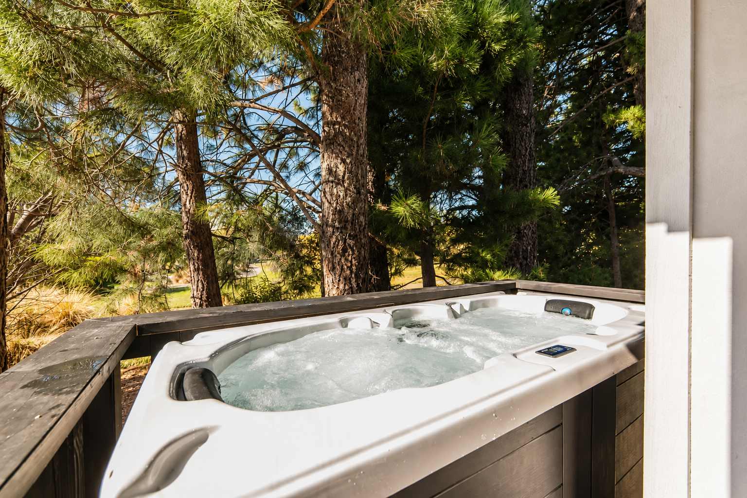 Eclipse Haven | 2BR + Hot Tub + Parking | Sleeps 5