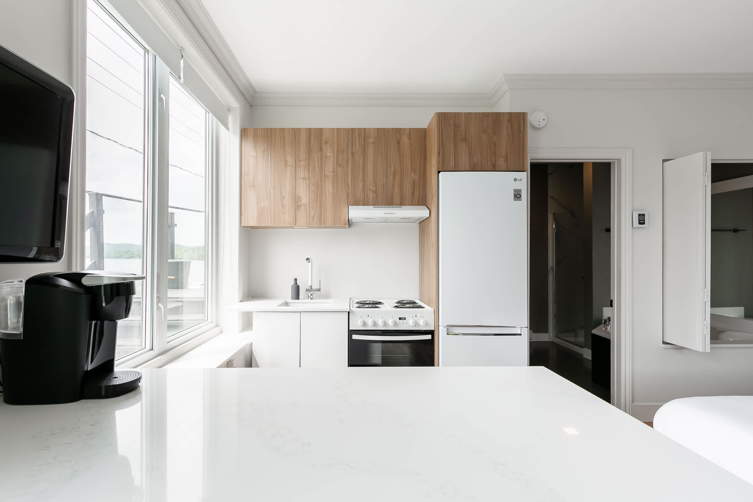Loft 2 - Lakeside views - Private hot tub, & Wood-burning fireplace. — Sainte-Agathe-des-Monts, Quebec — vacation rental