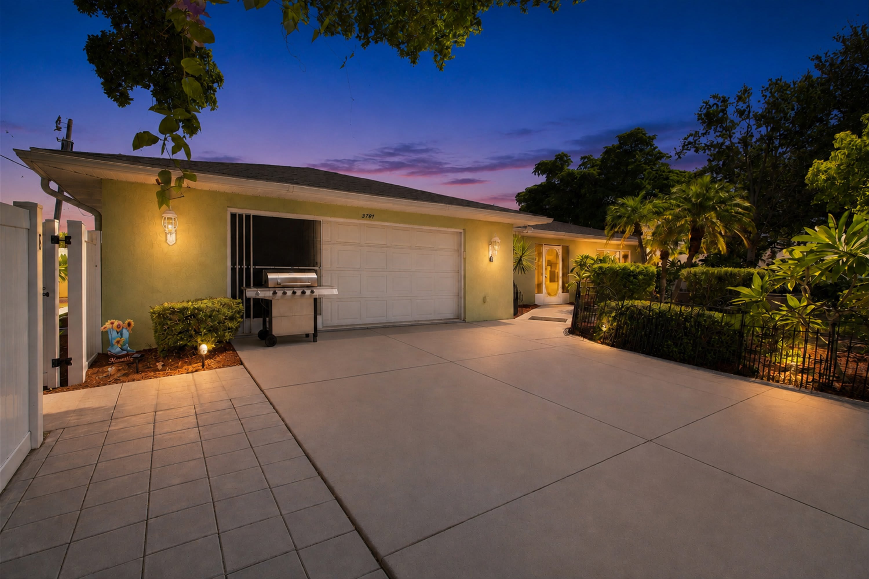 Spacious property with separate living quarters pool & lanai dog friendly