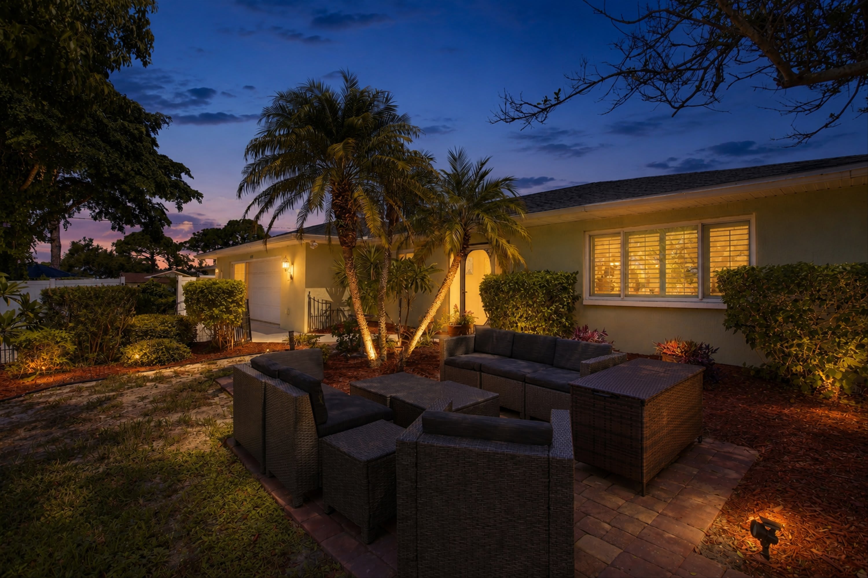 	ESCAPE TO YOUR PERFECT SOUTH VENICE ' DUAL VILLA ' HOME, PET FRIENDLY AND  MINUTES TO AMAZING BEACHES!						