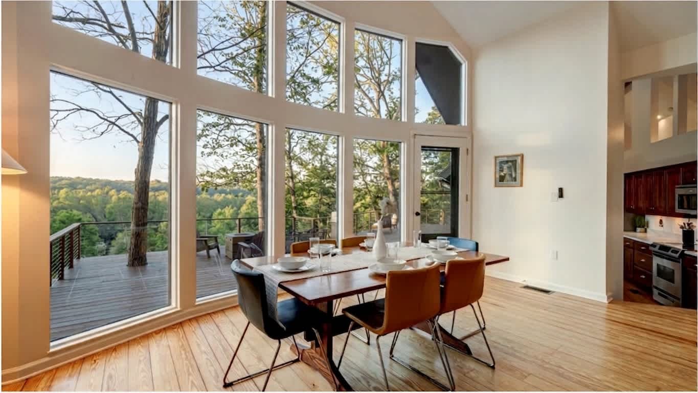 Dedicated dining area, seating for 6!