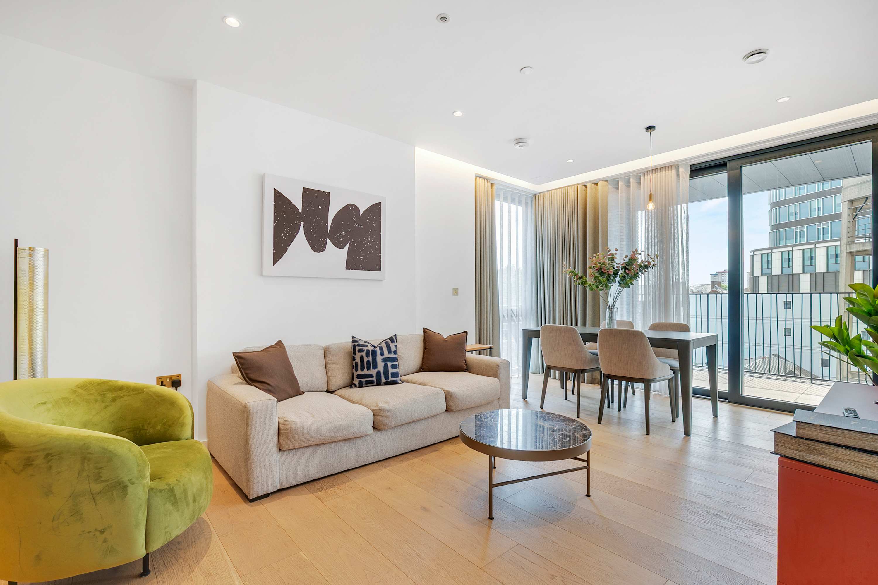 King’s Cross 2BR with AC & Balcony | StayCozy
