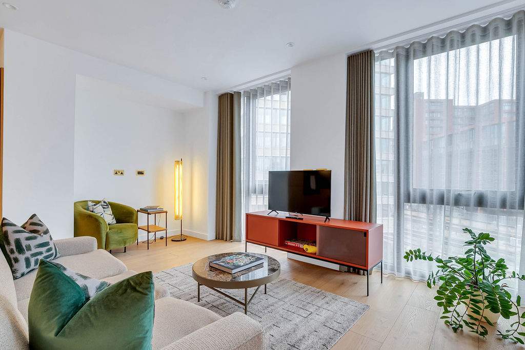 King’s Cross 3BR with Balcony | StayCozy