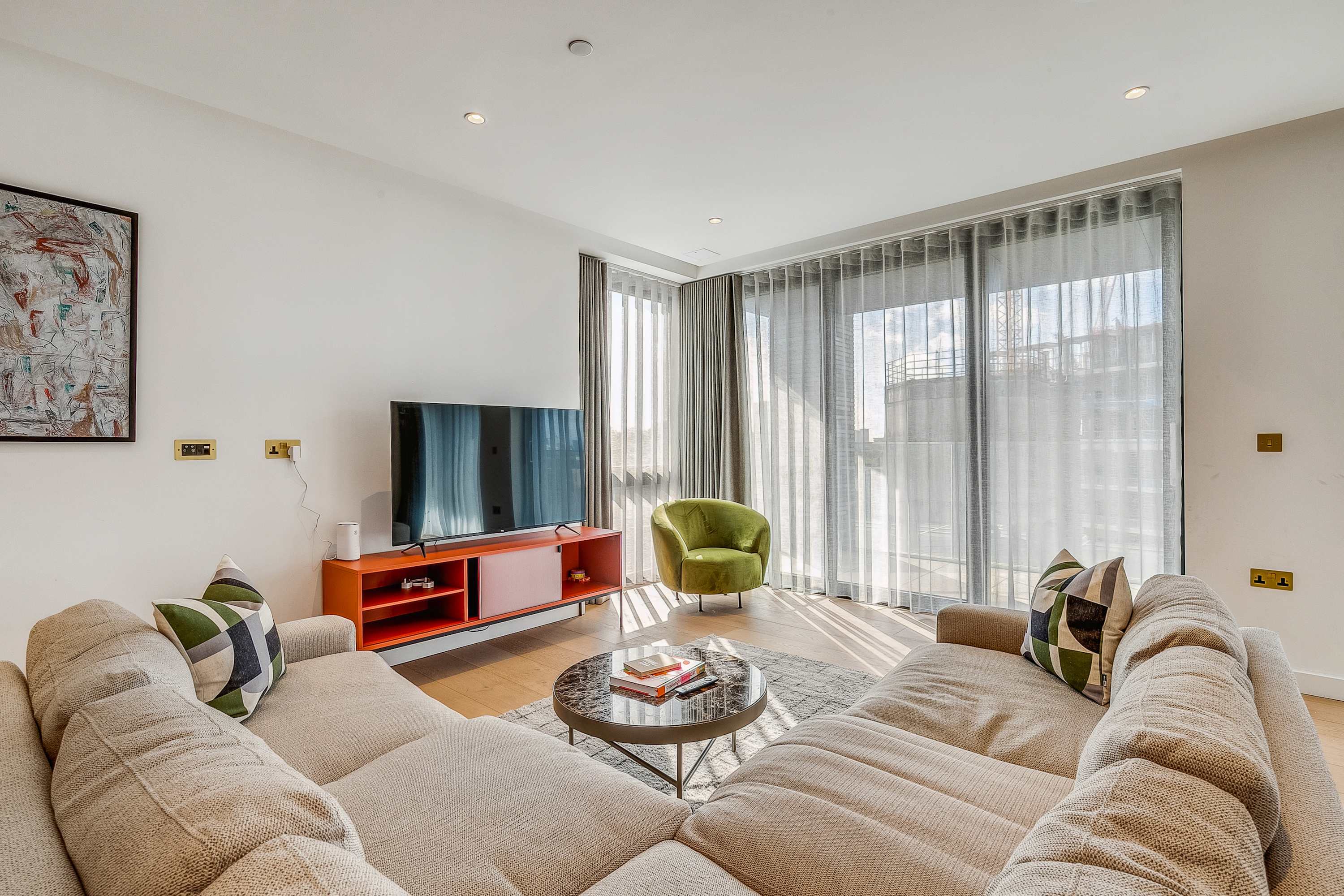 Generous 3BR in King’s Cross | AC | Gym | StayCozy