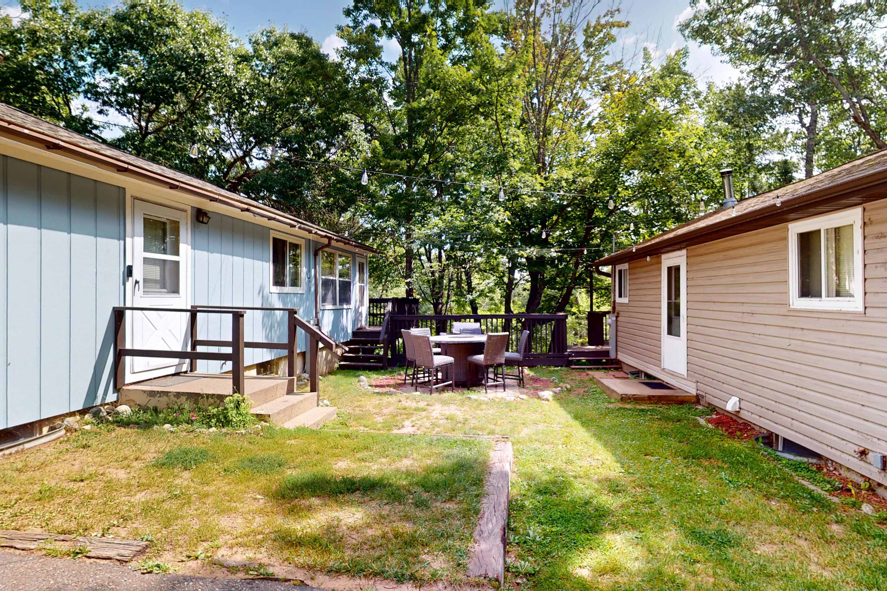 Two Pickerel Lake cabins with kayaks, dock, patio, grill & direct access to trails