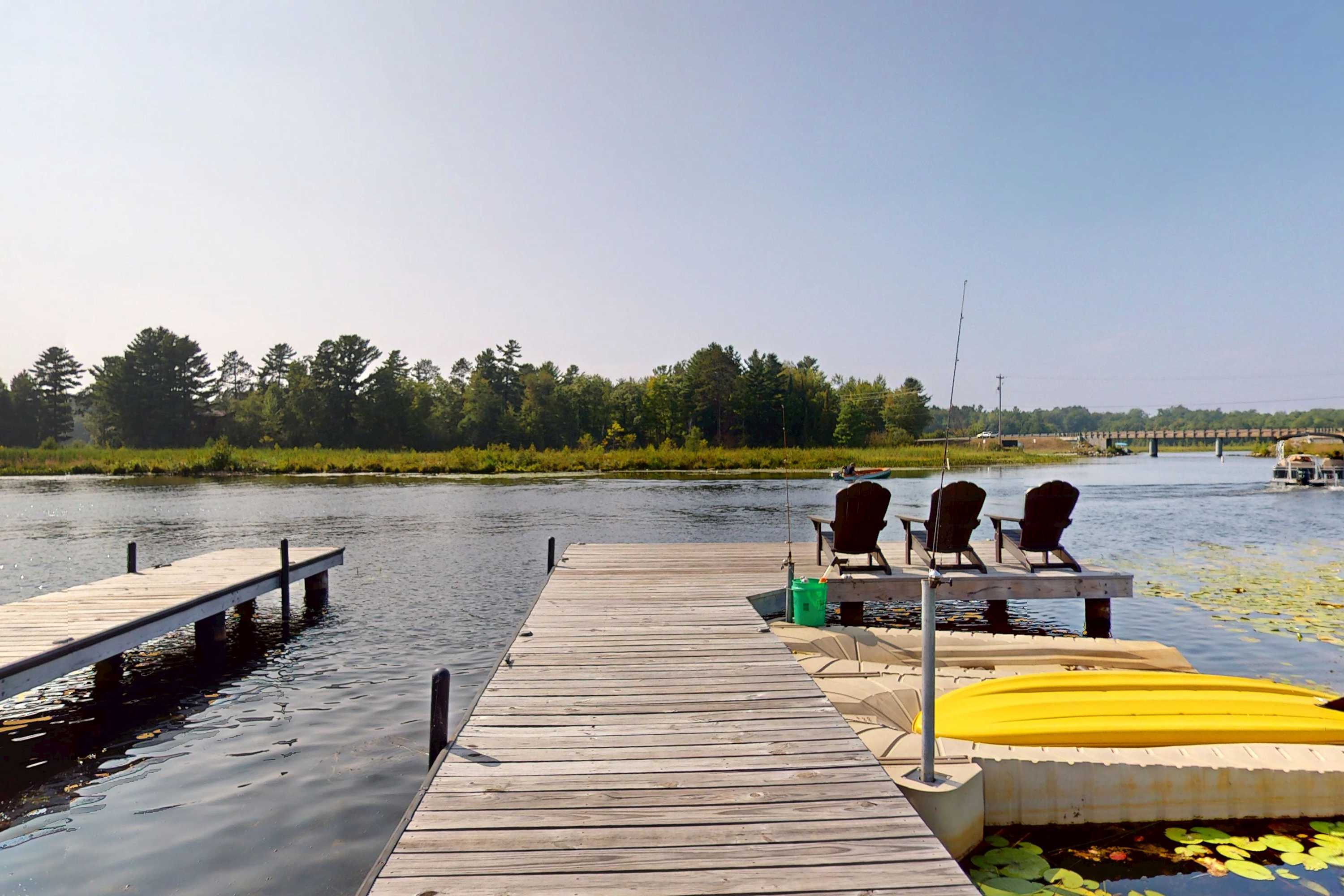 Waterfront Thoro Cottage on Minocqua Chain - Screened Porch, Firepit & Lake Fun!