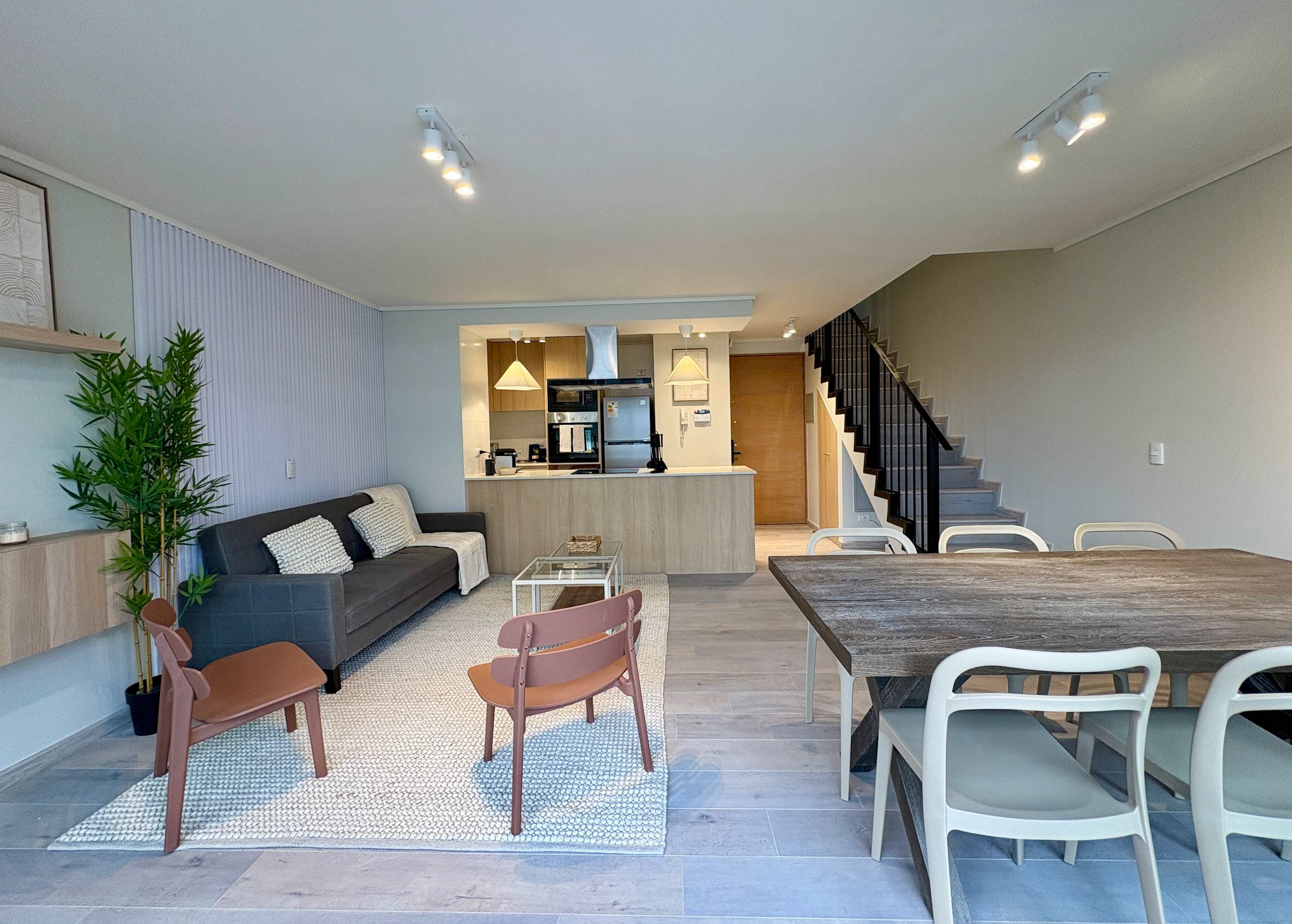 Duplex California: Balcony, Gym & Laundry
