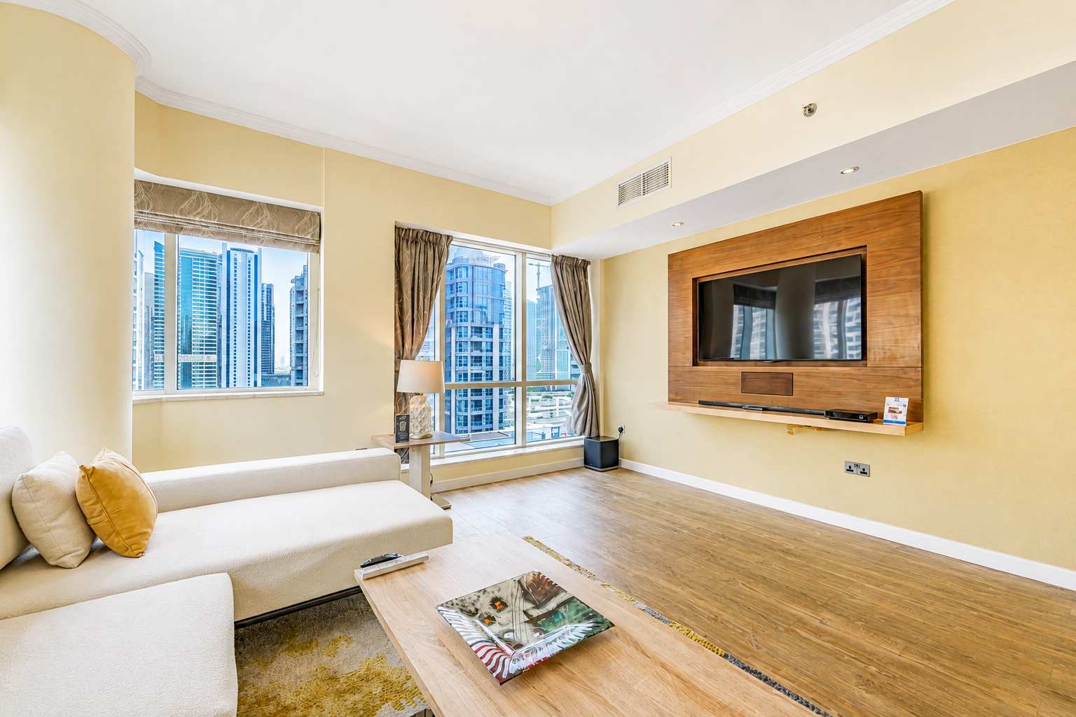 Dubai Marina 1BR Apartment with Gym & Pool - Image 5
