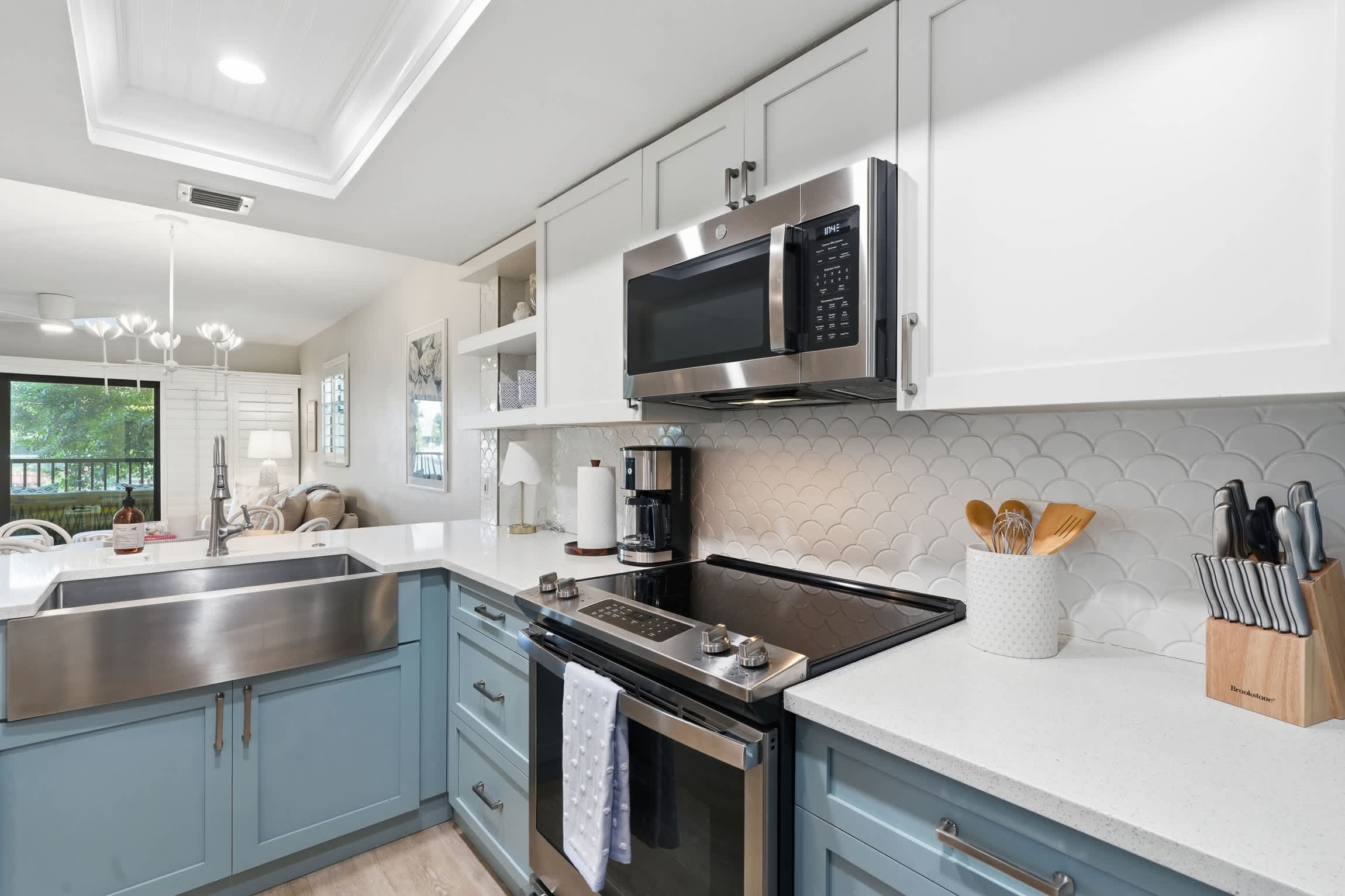 H 248 Luxury Corner Unit Updated with Views | Photo 2