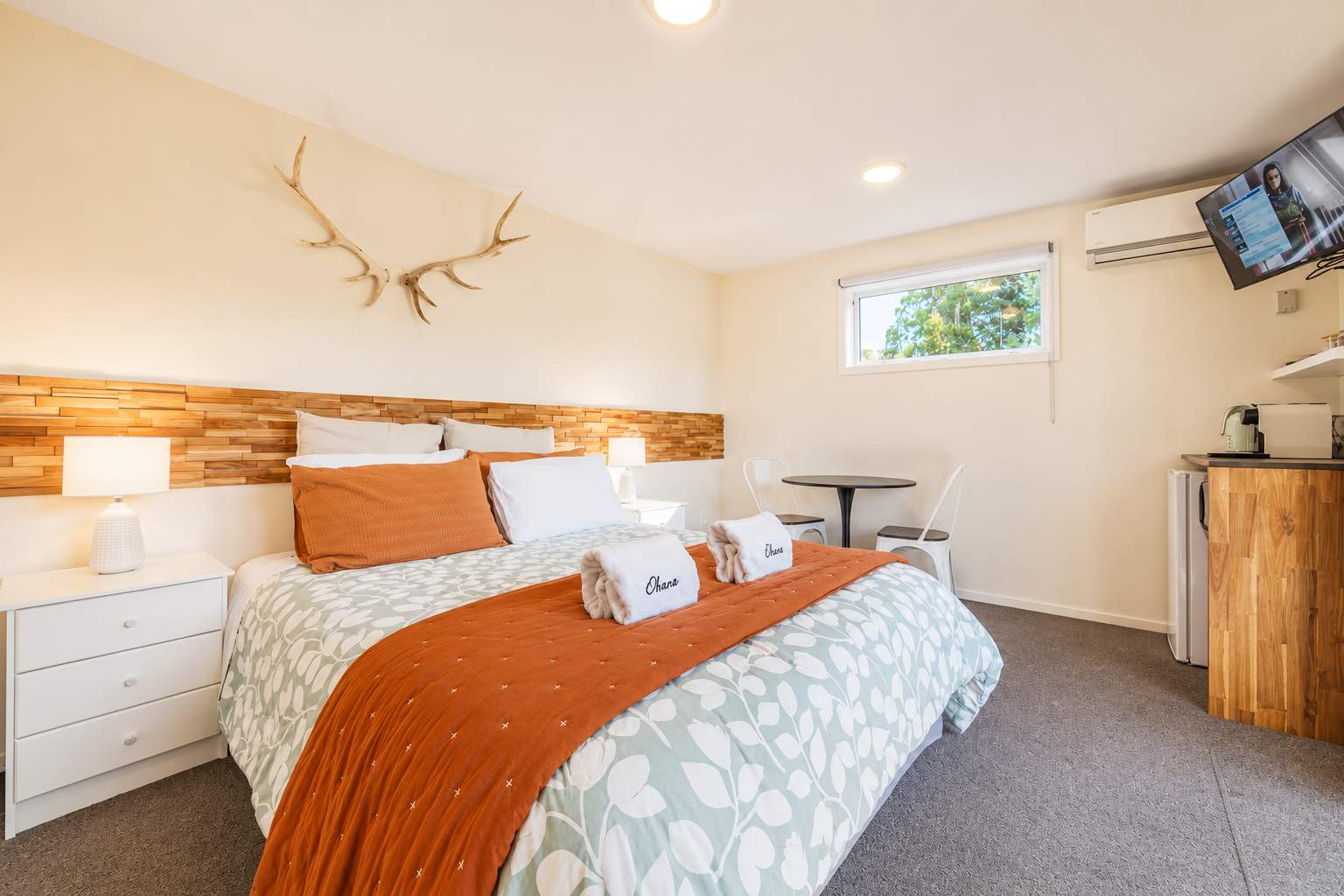 Stargazing Suite | Walk to Church + Lake | Sauna