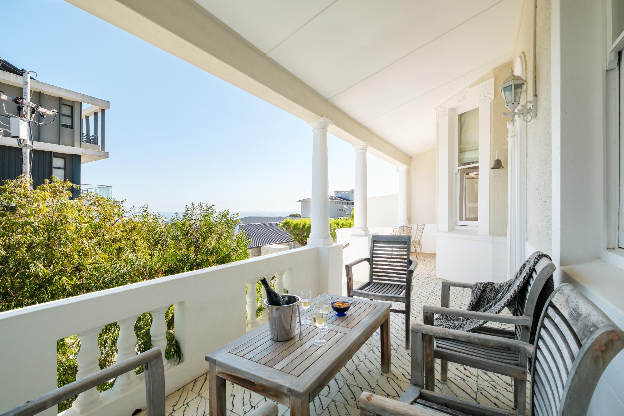 Lovely Holiday Home w Private Courtyard Six Selbourne