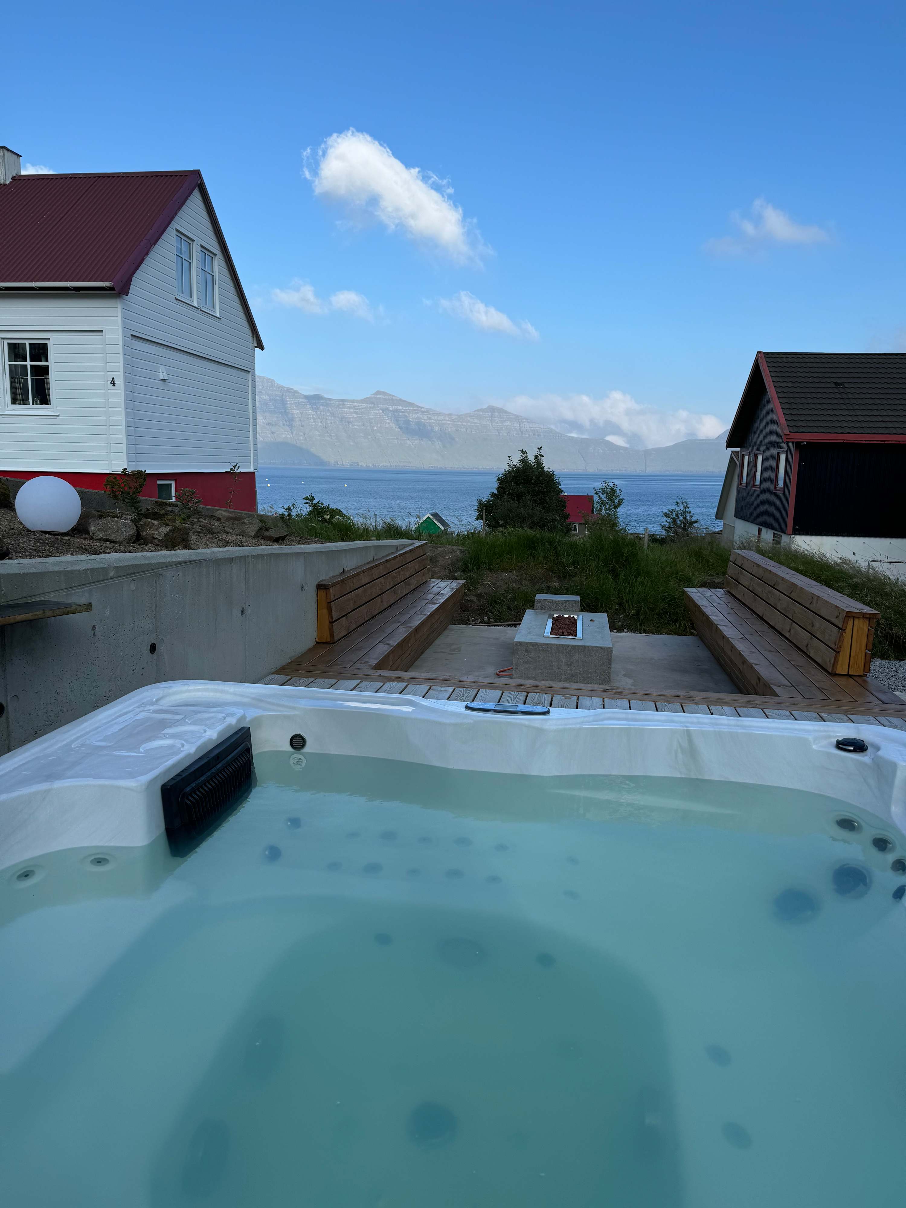 Apt 3 - Between Sea and Mountains