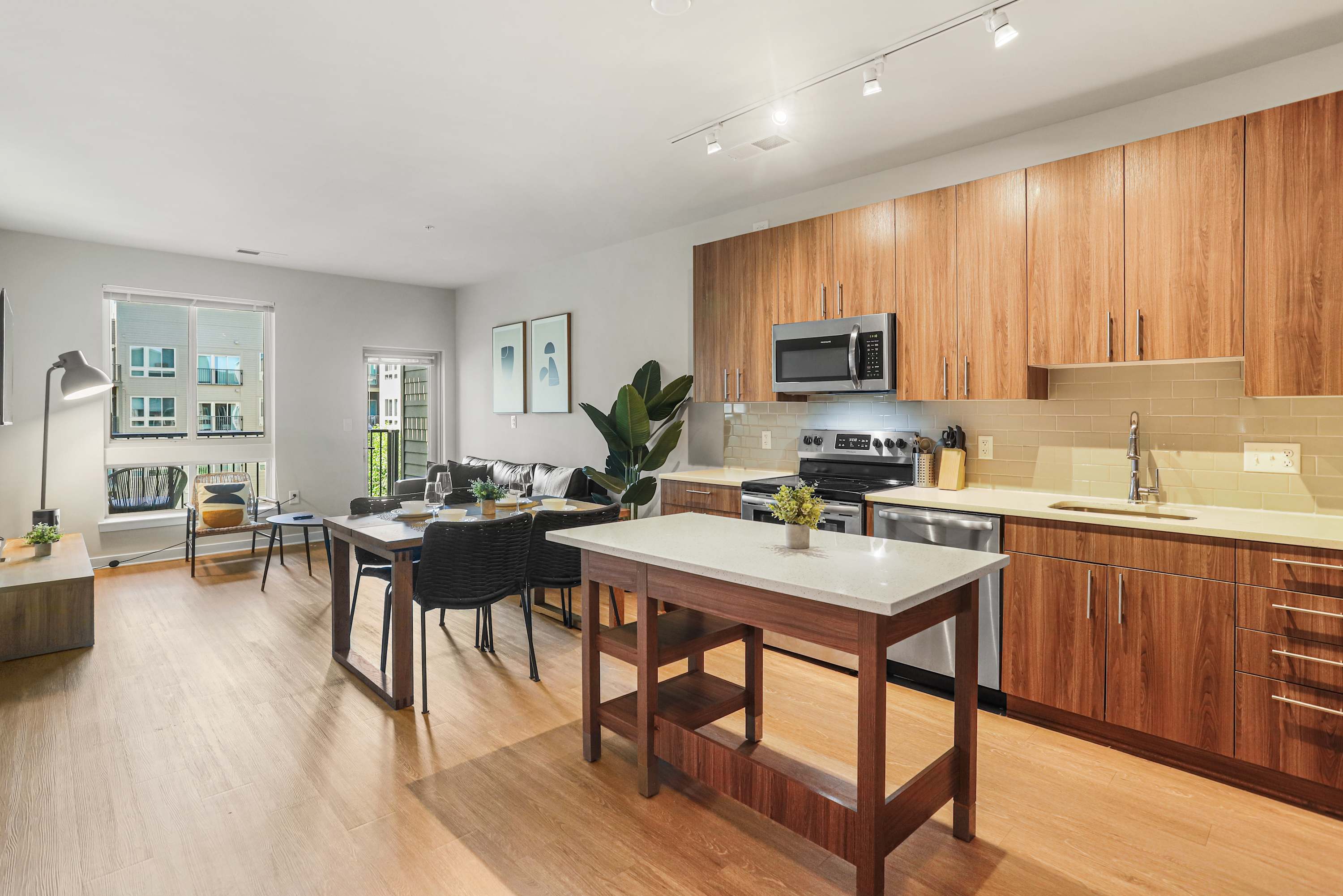 Spacious 2BR plus Den - Gym, Balcony & 3 Queens