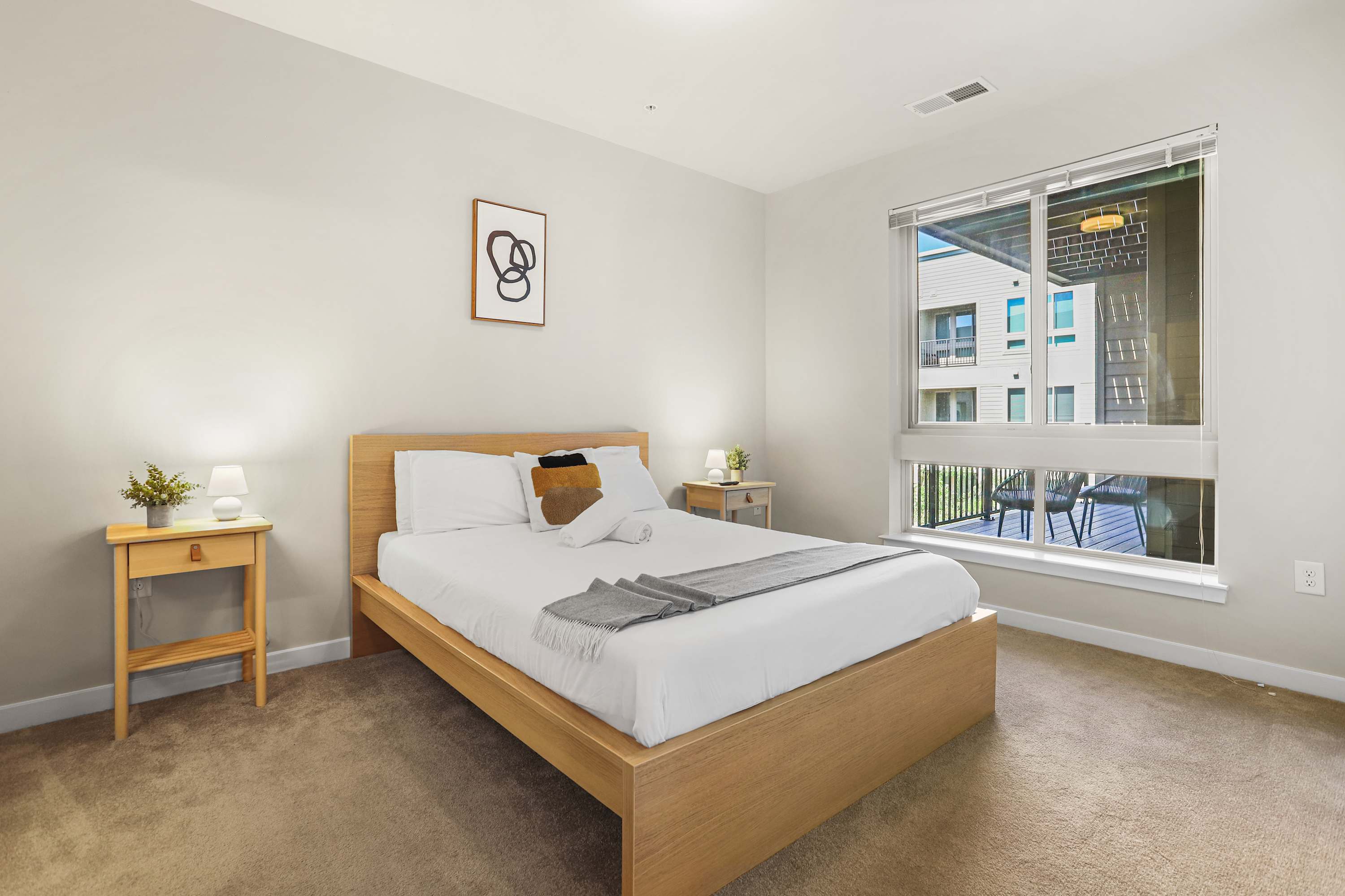 Spacious 2BR plus Den - Gym, Balcony & 3 Queens