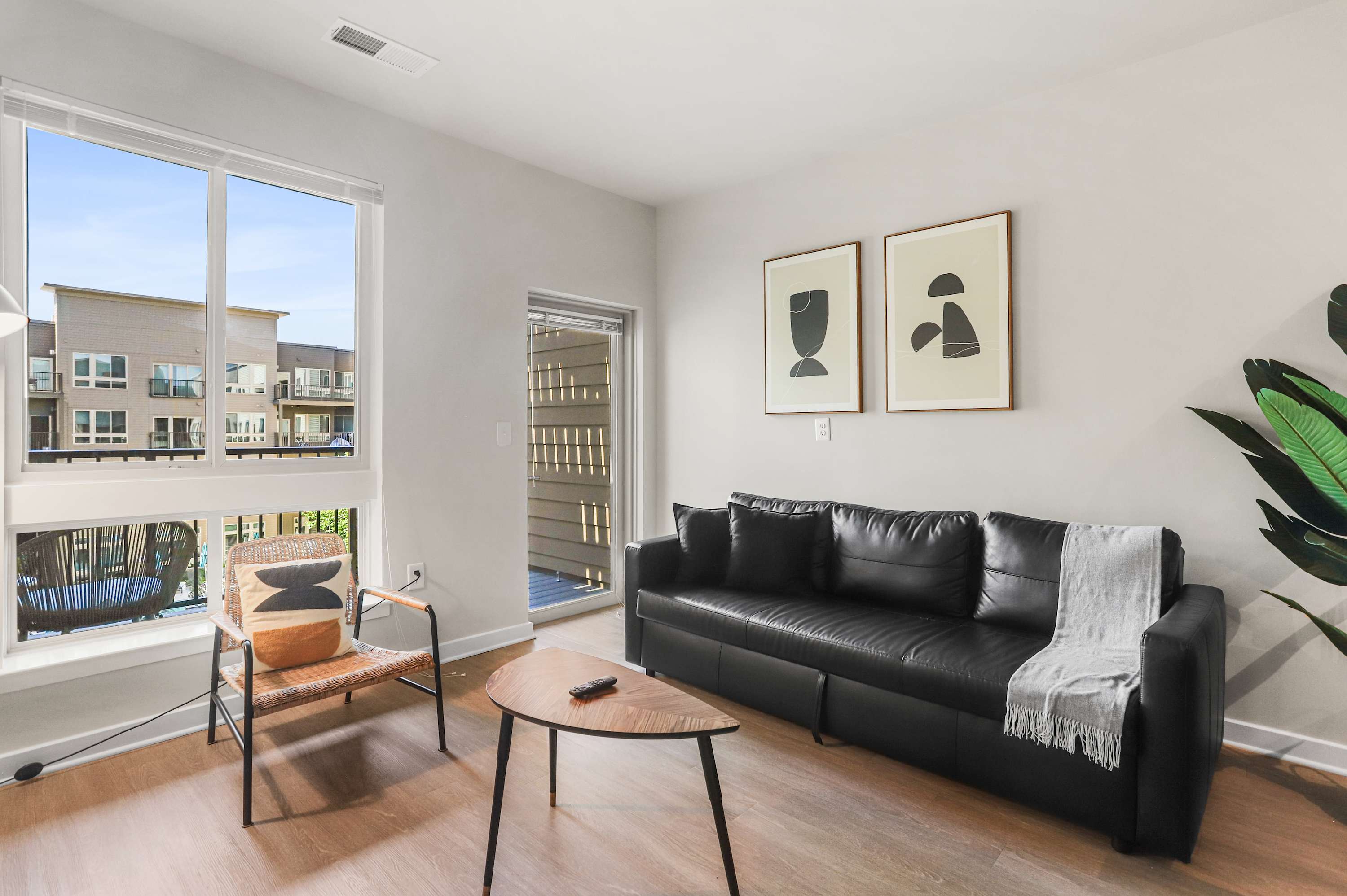Spacious 2BR plus Den - Gym, Balcony & 3 Queens