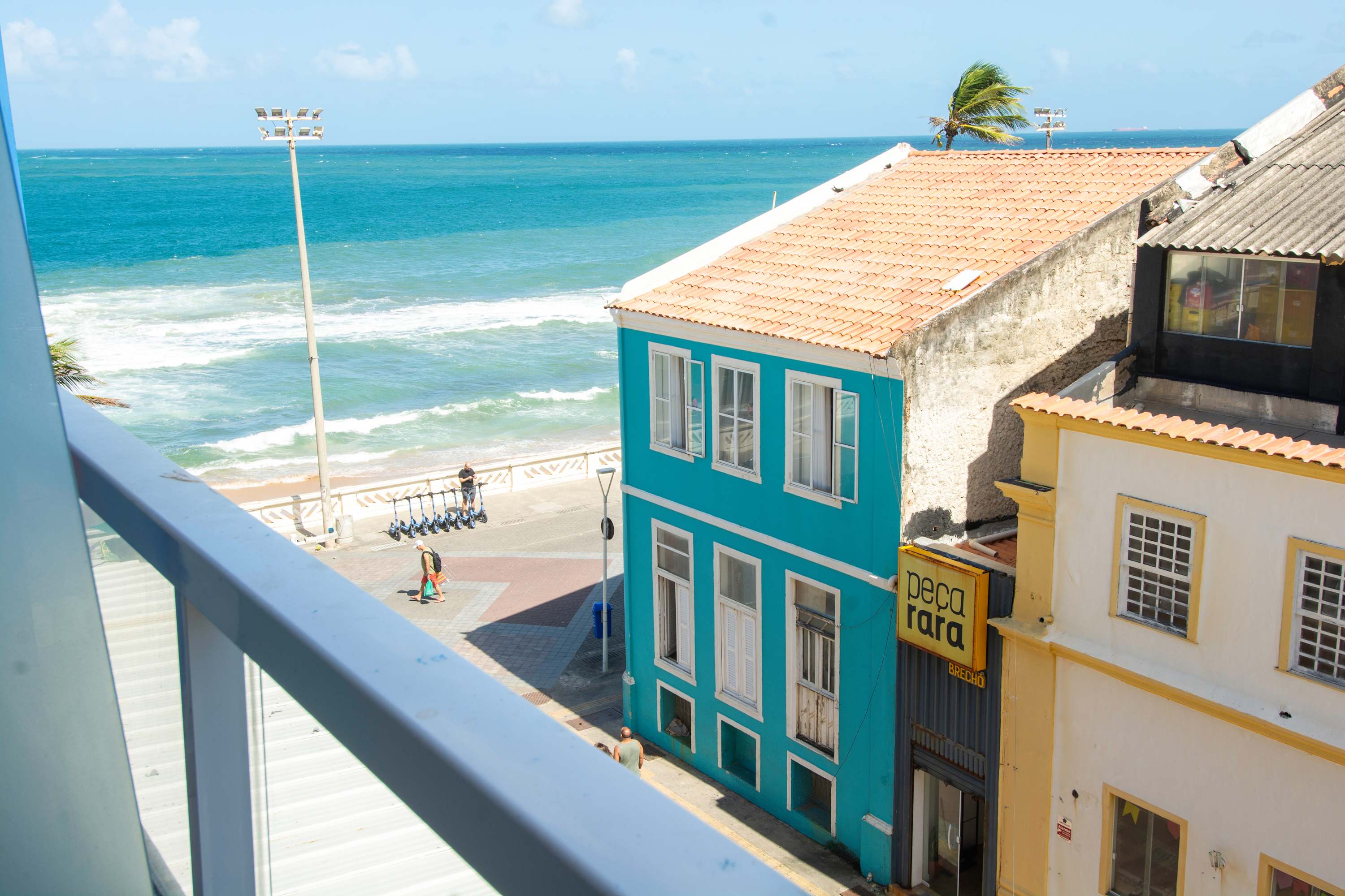 Beachfront Living: Pool & Beach in Barra