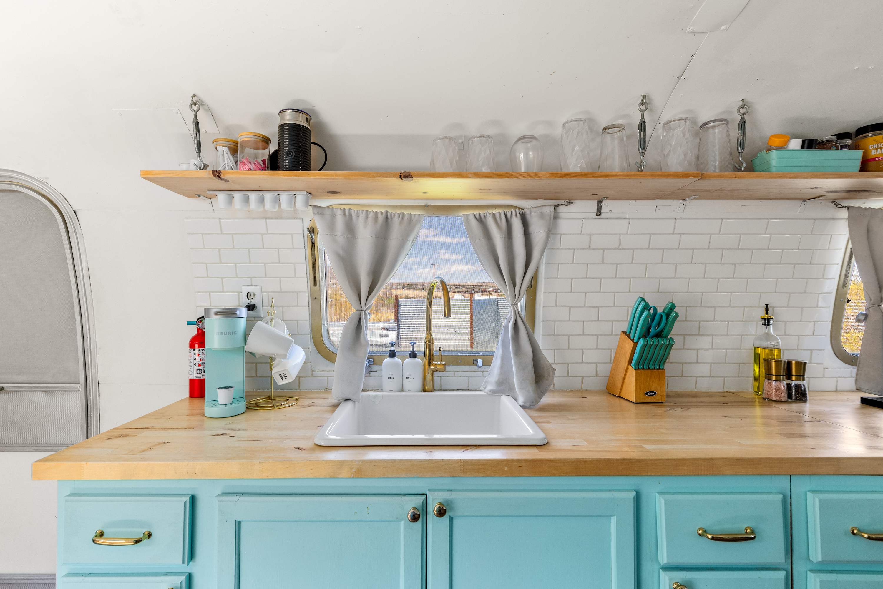 Functional farm style sink to keep tidy, taking in the bright and vintage aesthetic keeping your experience simple and easy.