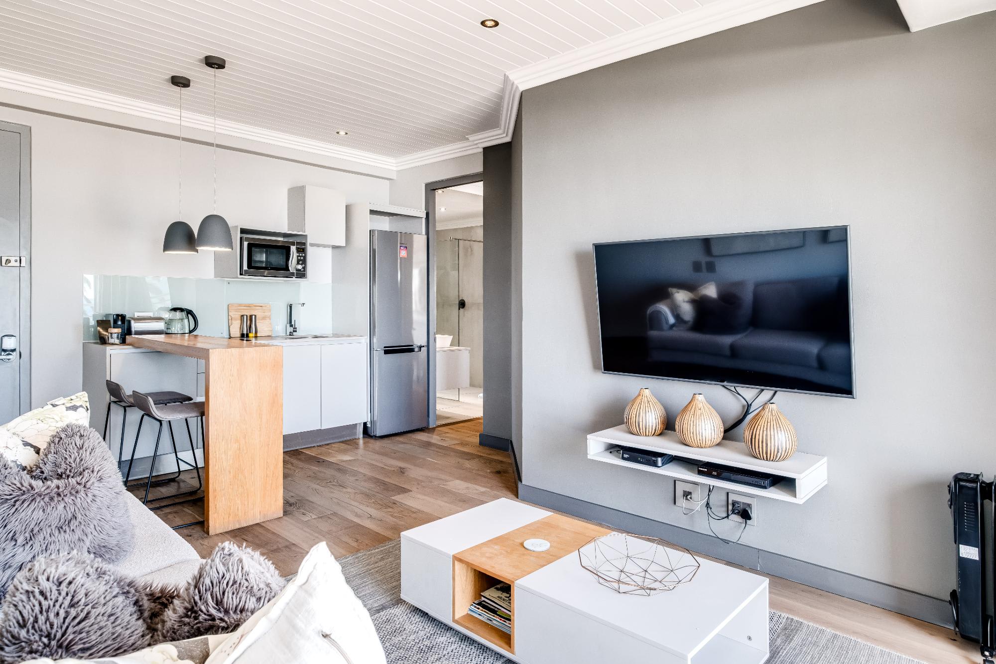 Cozy Apartment Opposite Camps Bay Beach Seasonsfind the Bay 8
