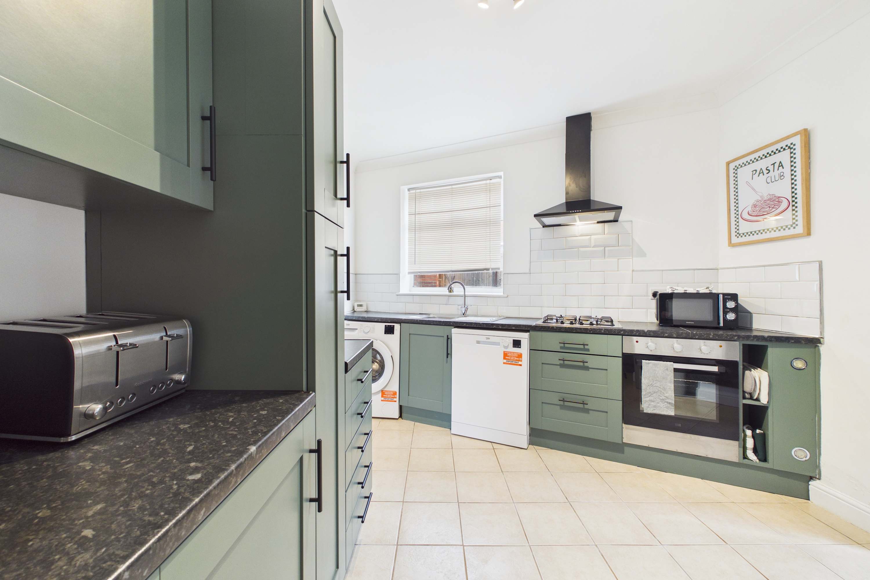 View South Kirkby Home | Sleeps 6 | Parking in 1 Taskers Cottage, Mill Lane WF9 3HB South Kirkby Home | Sleeps 6 | Parking in 1 Taskers Cottage, Mill Lane WF9 3HB - Property image 2 - VivreStays