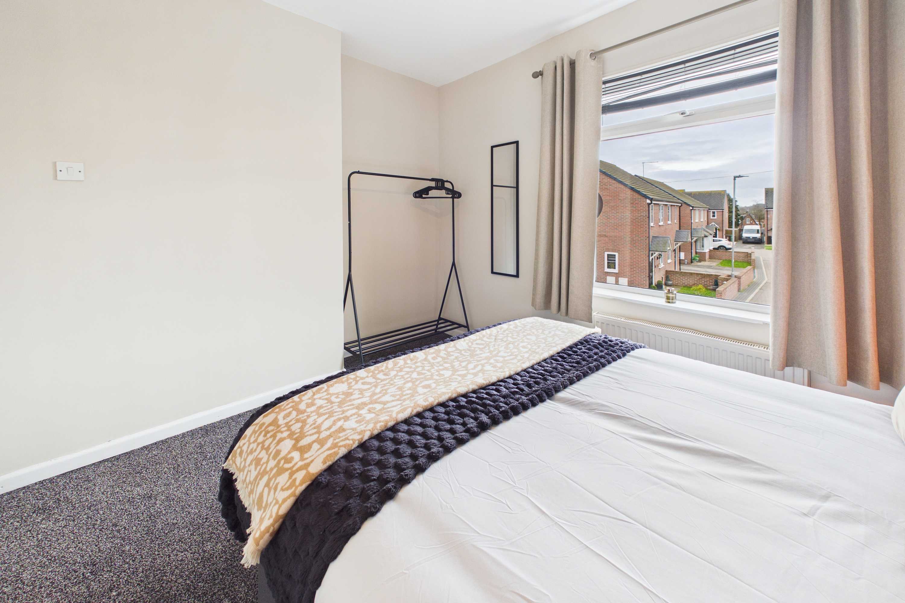 View South Kirkby Home | Sleeps 6 | Parking in 1 Taskers Cottage, Mill Lane WF9 3HB South Kirkby Home | Sleeps 6 | Parking in 1 Taskers Cottage, Mill Lane WF9 3HB - Property image 17 - VivreStays