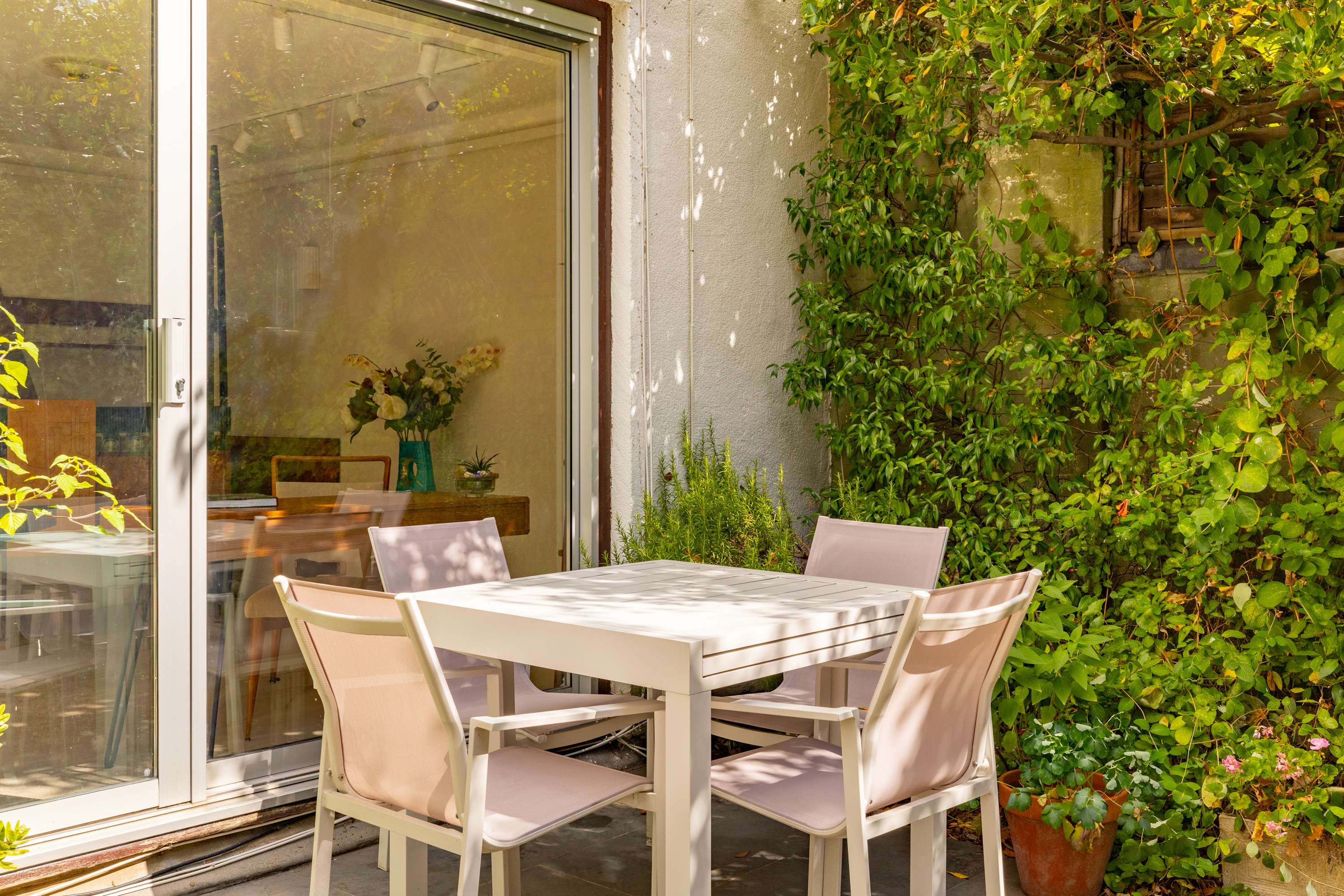 View Kensington 2-Bed near Notting Hill with Garden in Campden Street 55 W8 7EL Kensington 2-Bed near Notting Hill with Garden in Campden Street 55 W8 7EL - Property image 9 - VivreStays