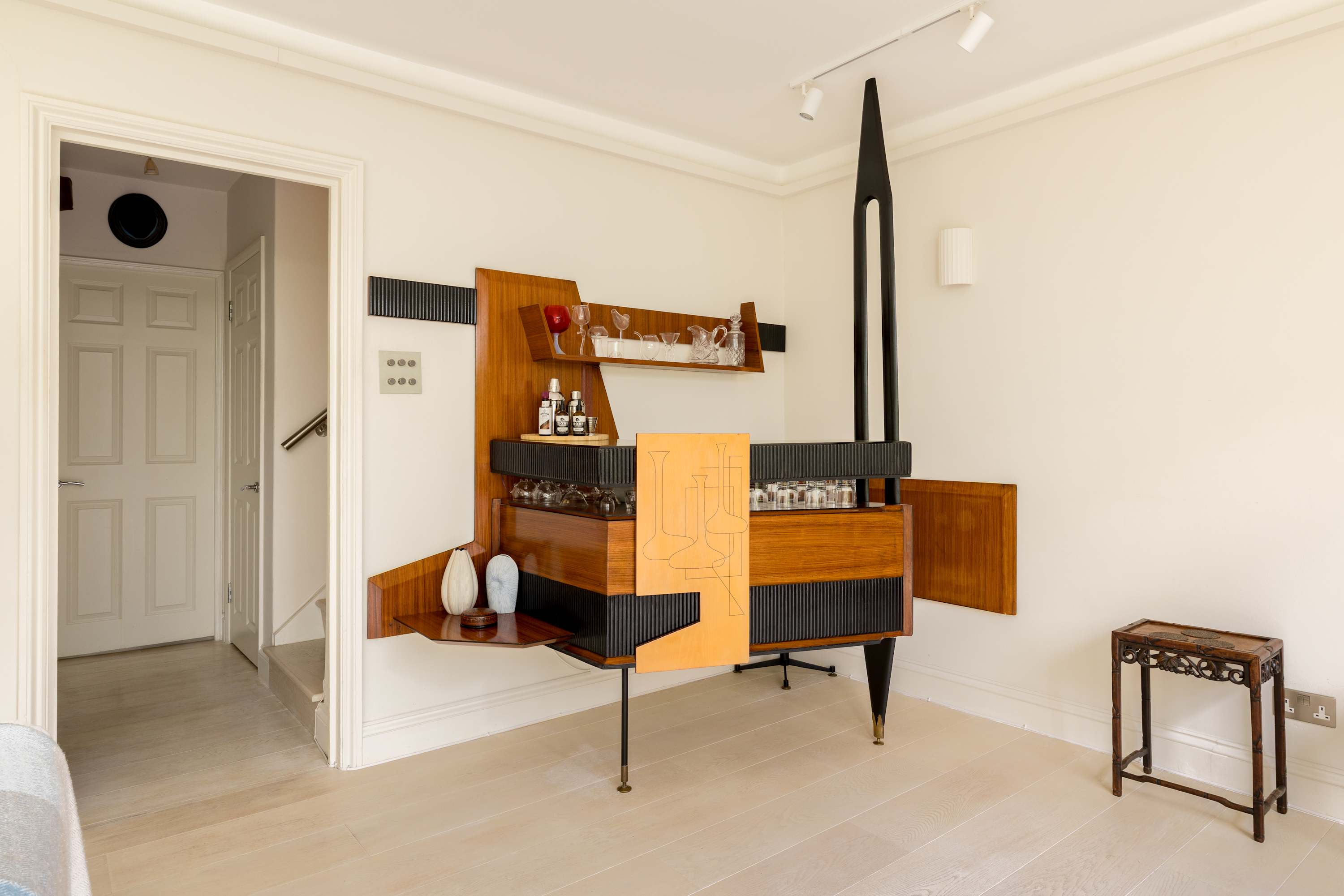 View Kensington 2-Bed near Notting Hill with Garden in Campden Street 55 W8 7EL Kensington 2-Bed near Notting Hill with Garden in Campden Street 55 W8 7EL - Property image 8 - VivreStays
