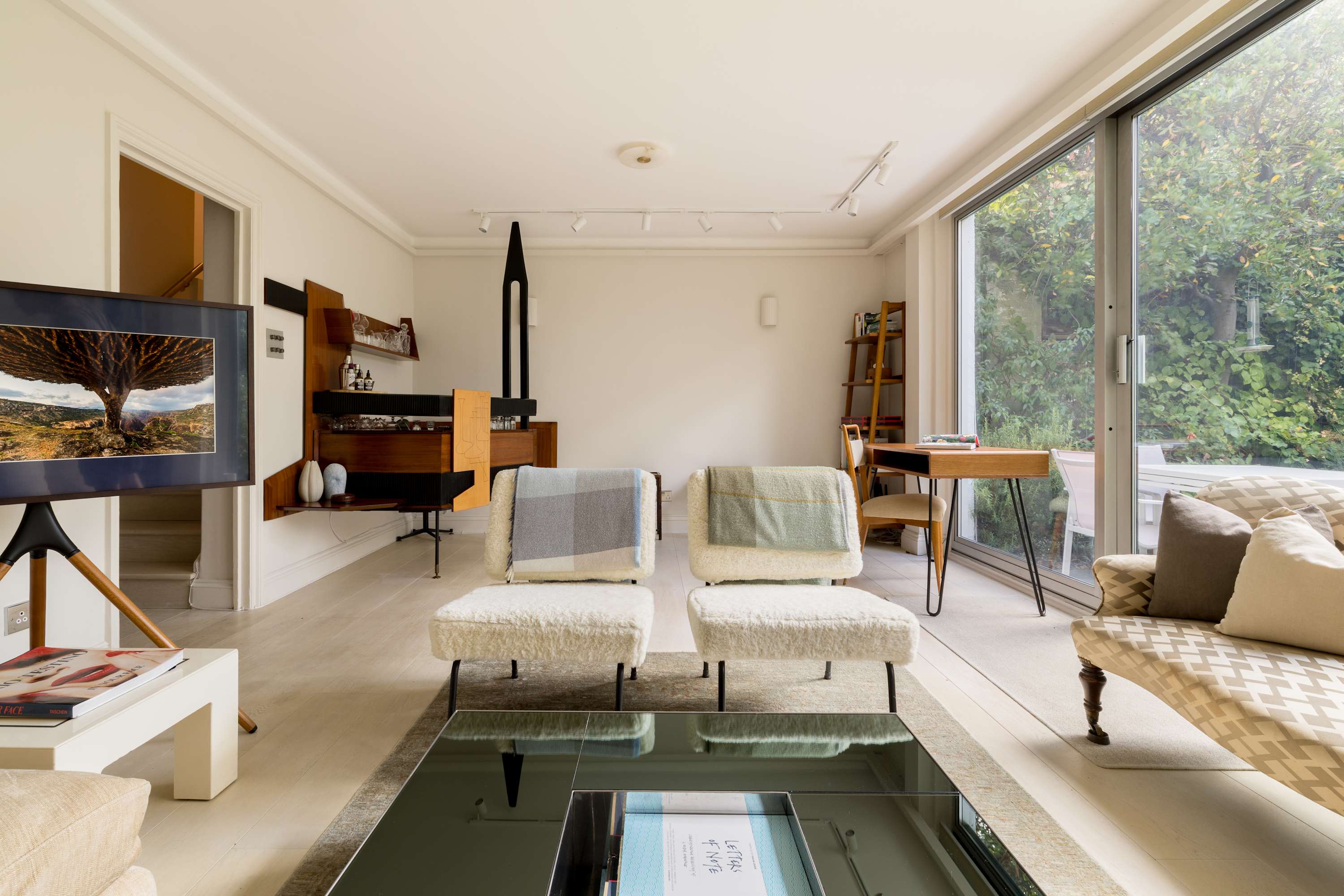 View Kensington 2-Bed near Notting Hill with Garden in Campden Street 55 W8 7EL Kensington 2-Bed near Notting Hill with Garden in Campden Street 55 W8 7EL - Property image 3 - VivreStays