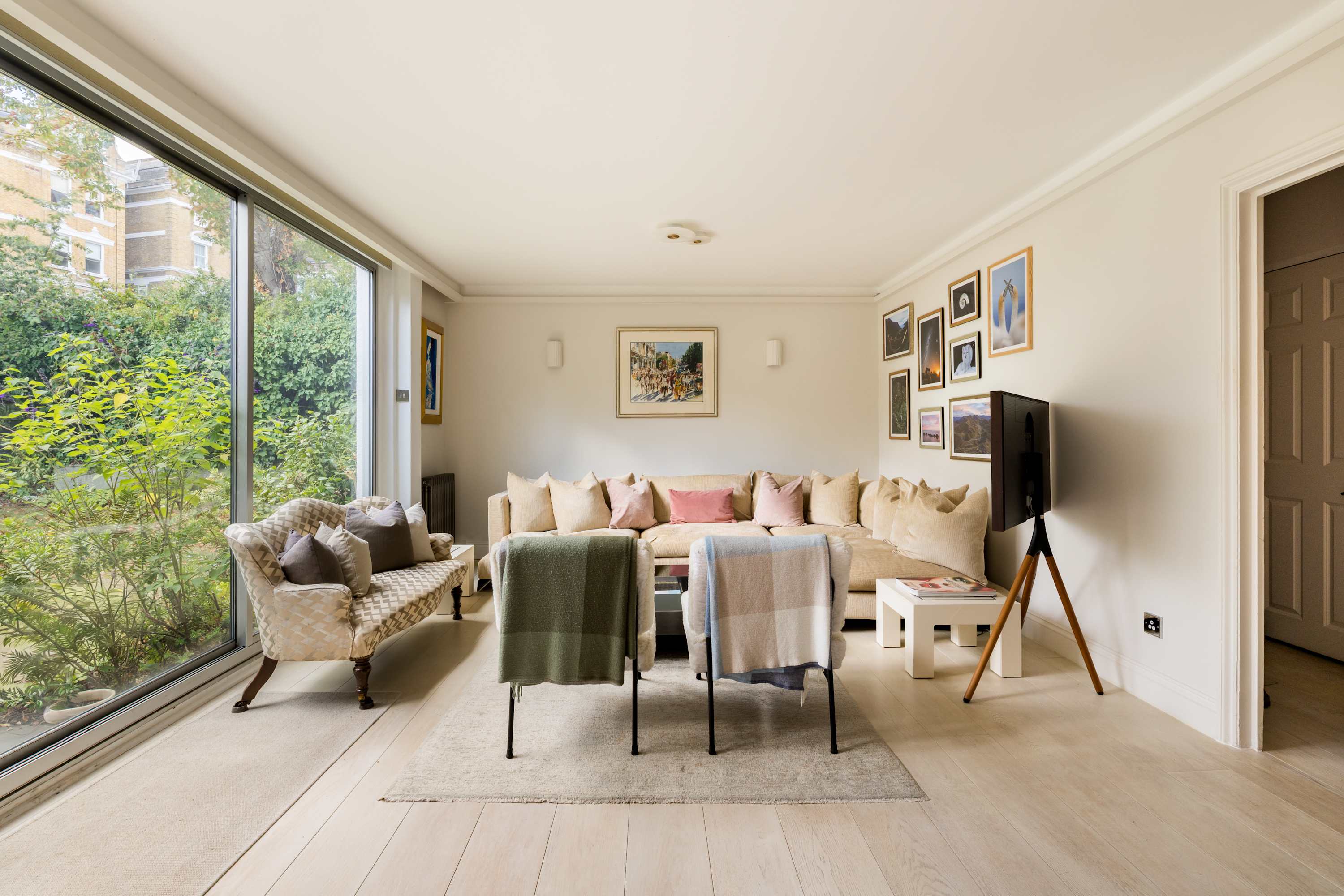 View Kensington 2-Bed near Notting Hill with Garden in Campden Street 55 W8 7EL Kensington 2-Bed near Notting Hill with Garden in Campden Street 55 W8 7EL - Property image 6 - VivreStays