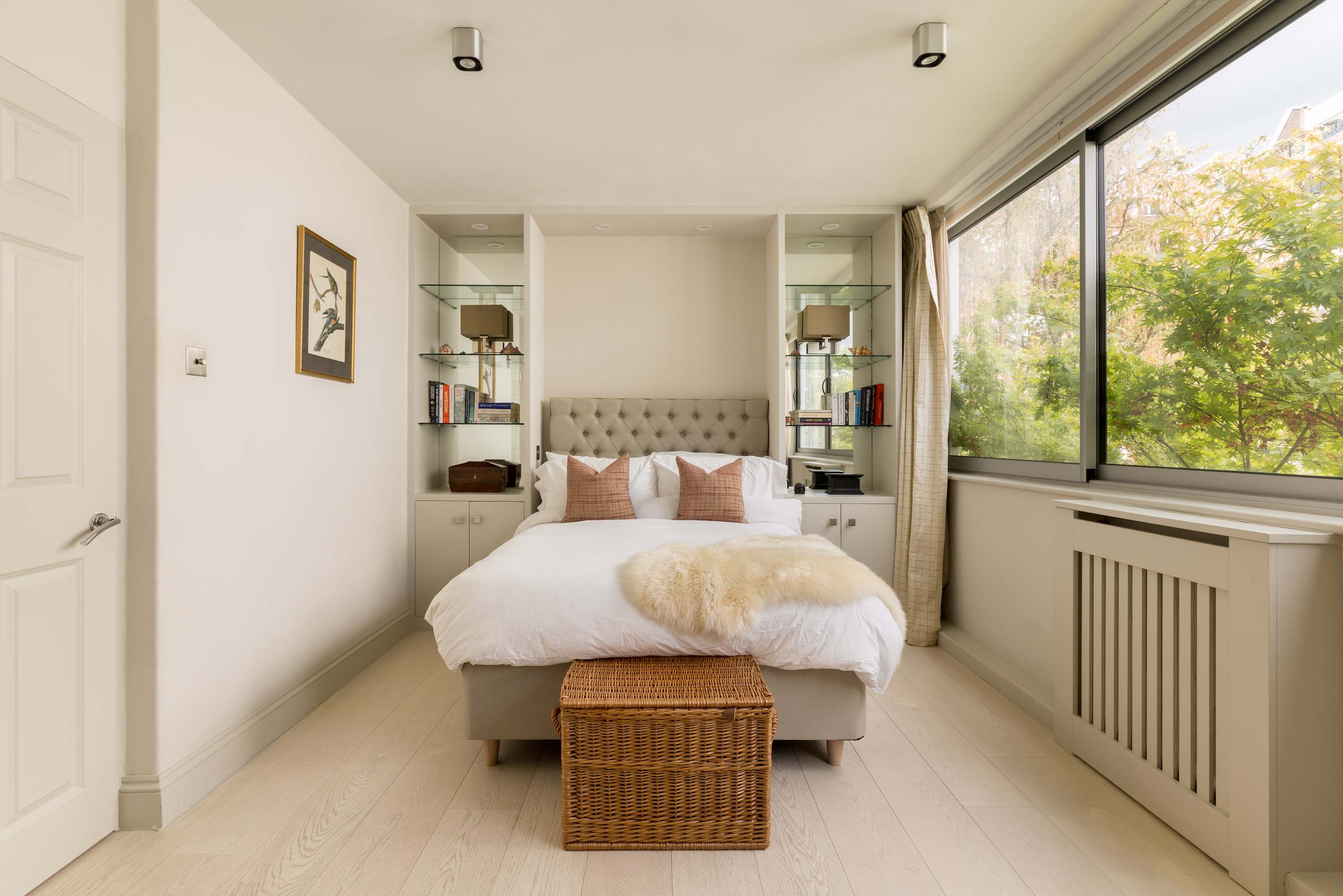 View Kensington 2-Bed near Notting Hill with Garden in Campden Street 55 W8 7EL Kensington 2-Bed near Notting Hill with Garden in Campden Street 55 W8 7EL - Property image 5 - VivreStays