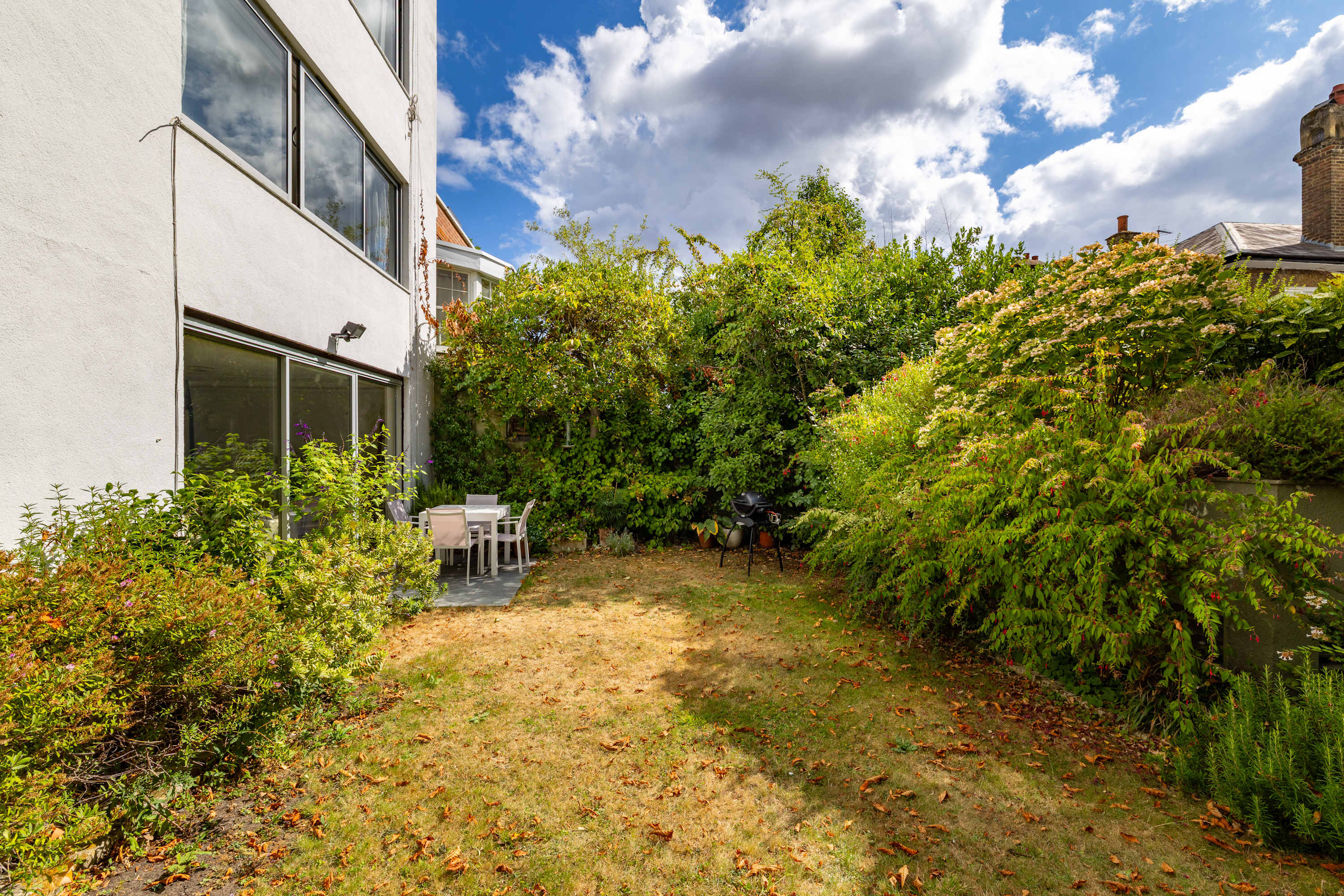 View Kensington 2-Bed near Notting Hill with Garden in Campden Street 55 W8 7EL Kensington 2-Bed near Notting Hill with Garden in Campden Street 55 W8 7EL - Property image 11 - VivreStays