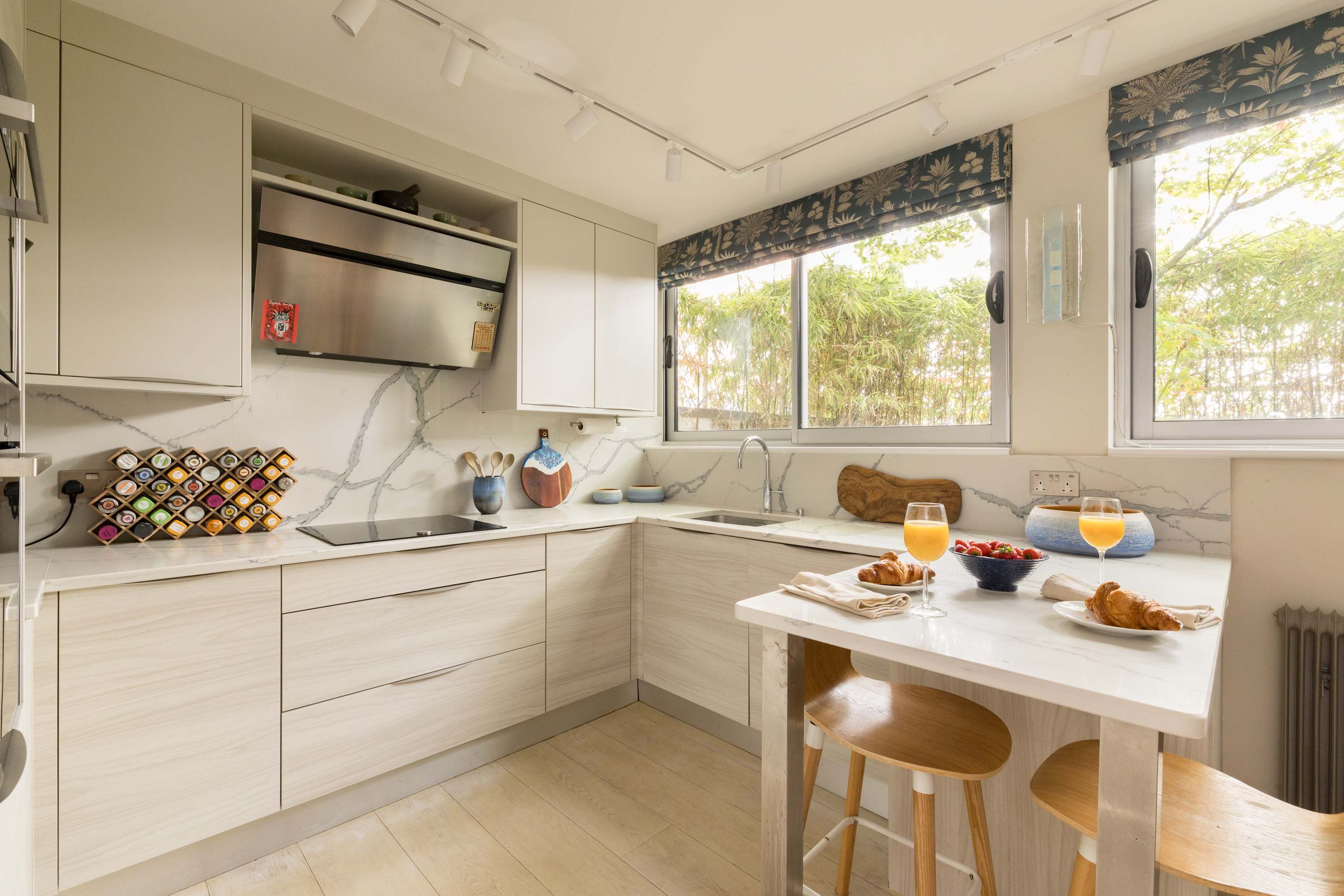 View Kensington 2-Bed near Notting Hill with Garden in Campden Street 55 W8 7EL Kensington 2-Bed near Notting Hill with Garden in Campden Street 55 W8 7EL - Property image 12 - VivreStays