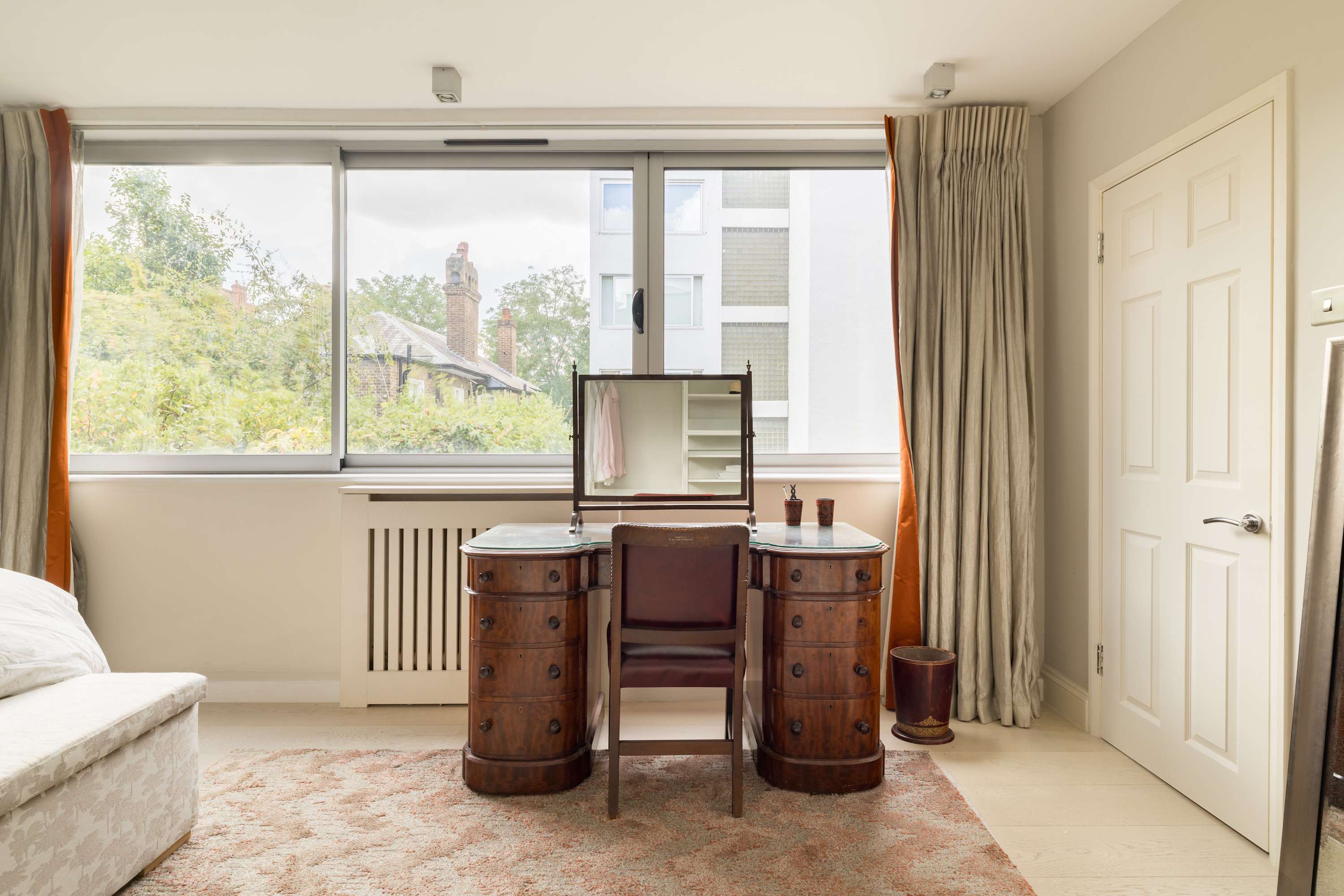 View Kensington 2-Bed near Notting Hill with Garden in Campden Street 55 W8 7EL Kensington 2-Bed near Notting Hill with Garden in Campden Street 55 W8 7EL - Property image 19 - VivreStays