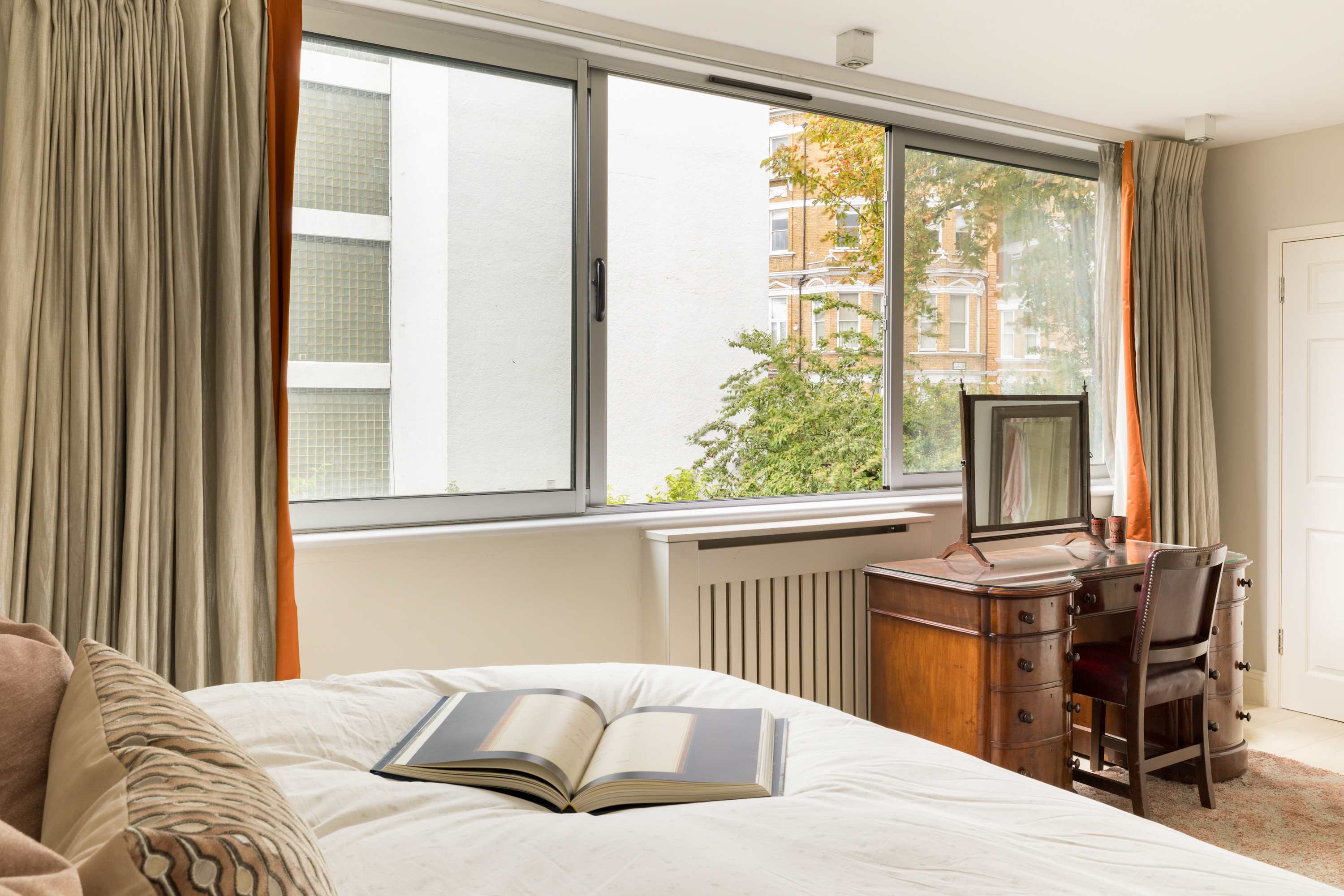 View Kensington 2-Bed near Notting Hill with Garden in Campden Street 55 W8 7EL Kensington 2-Bed near Notting Hill with Garden in Campden Street 55 W8 7EL - Property image 17 - VivreStays
