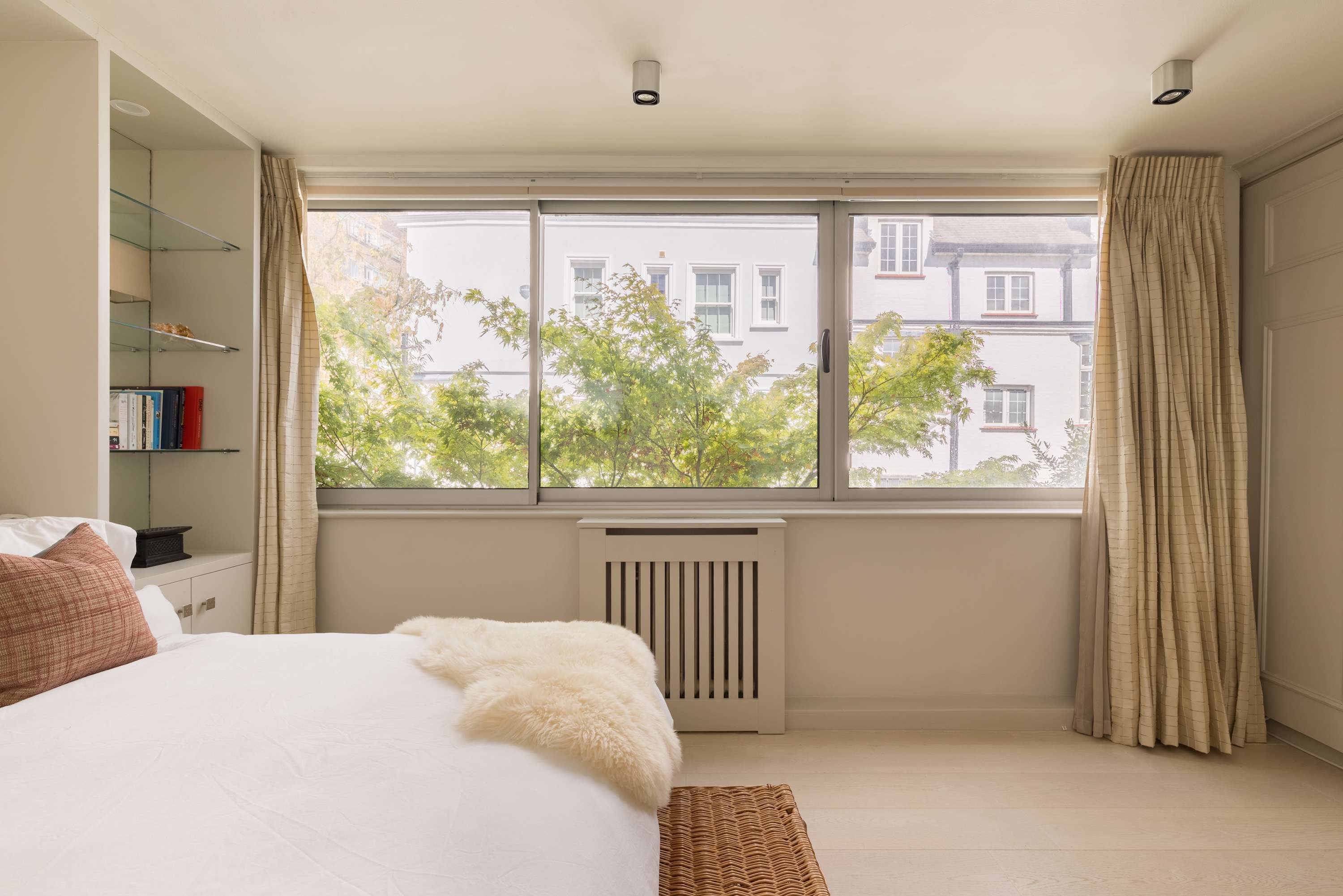 View Kensington 2-Bed near Notting Hill with Garden in Campden Street 55 W8 7EL Kensington 2-Bed near Notting Hill with Garden in Campden Street 55 W8 7EL - Property image 22 - VivreStays