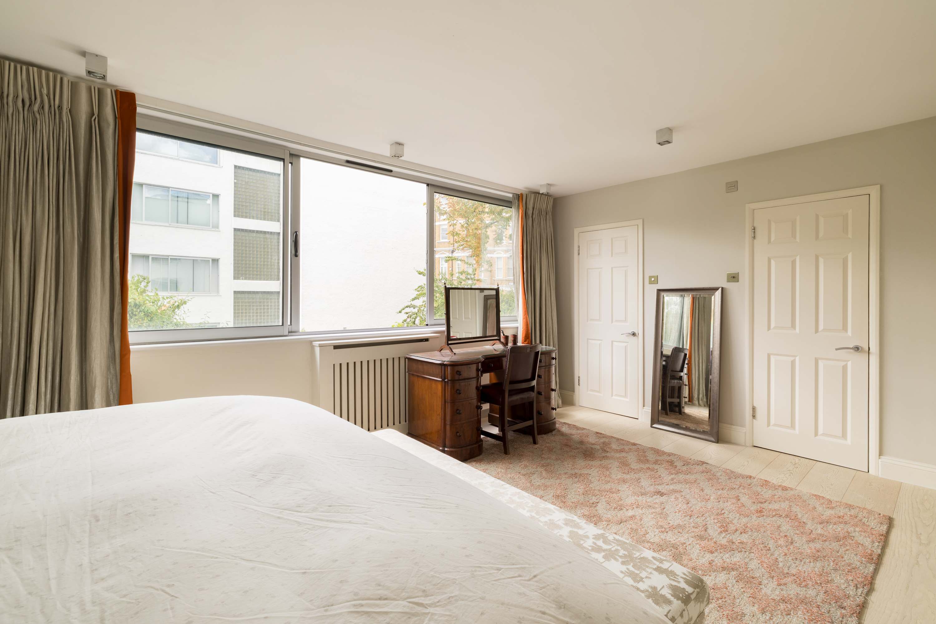 View Kensington 2-Bed near Notting Hill with Garden in Campden Street 55 W8 7EL Kensington 2-Bed near Notting Hill with Garden in Campden Street 55 W8 7EL - Property image 18 - VivreStays
