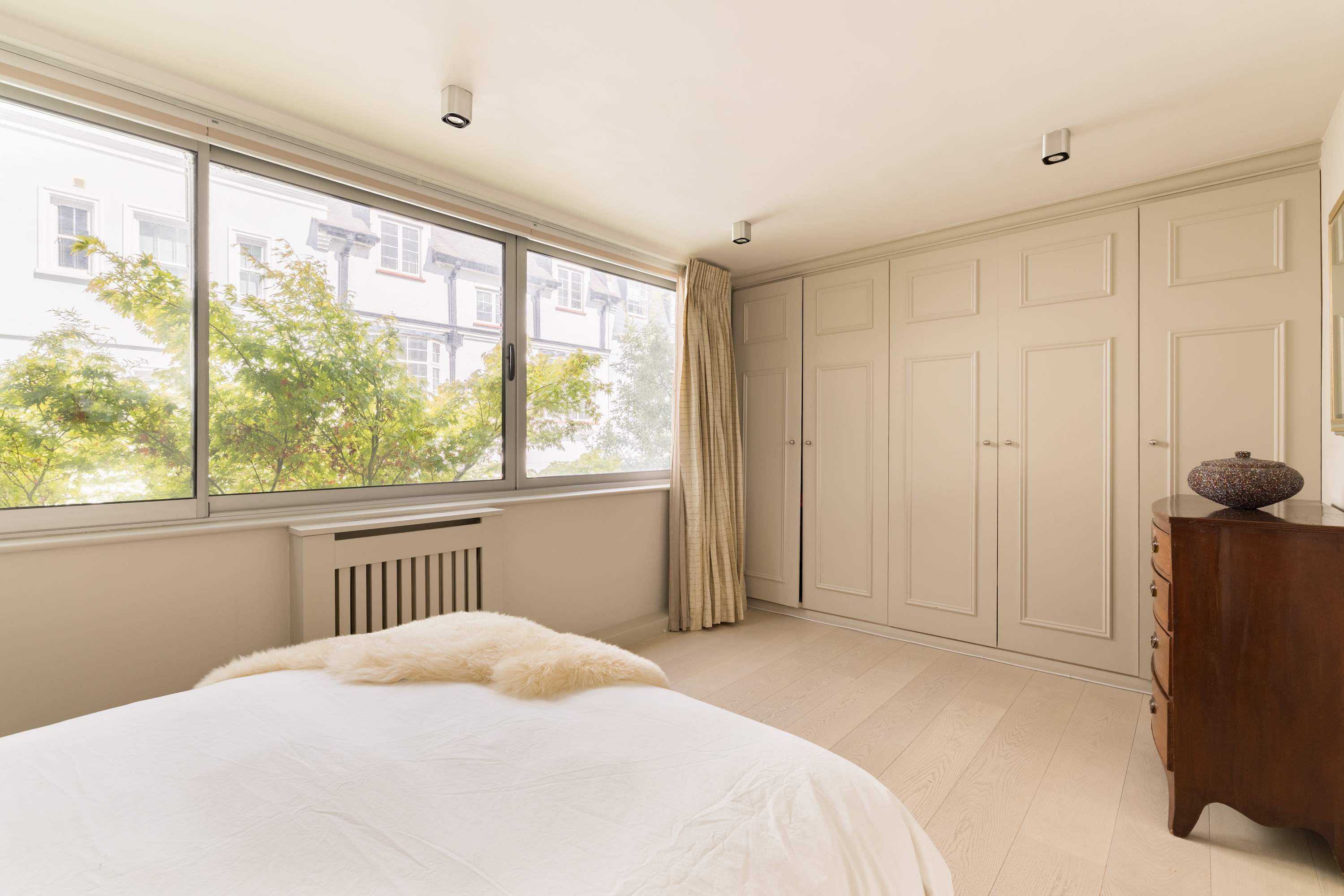 View Kensington 2-Bed near Notting Hill with Garden in Campden Street 55 W8 7EL Kensington 2-Bed near Notting Hill with Garden in Campden Street 55 W8 7EL - Property image 21 - VivreStays