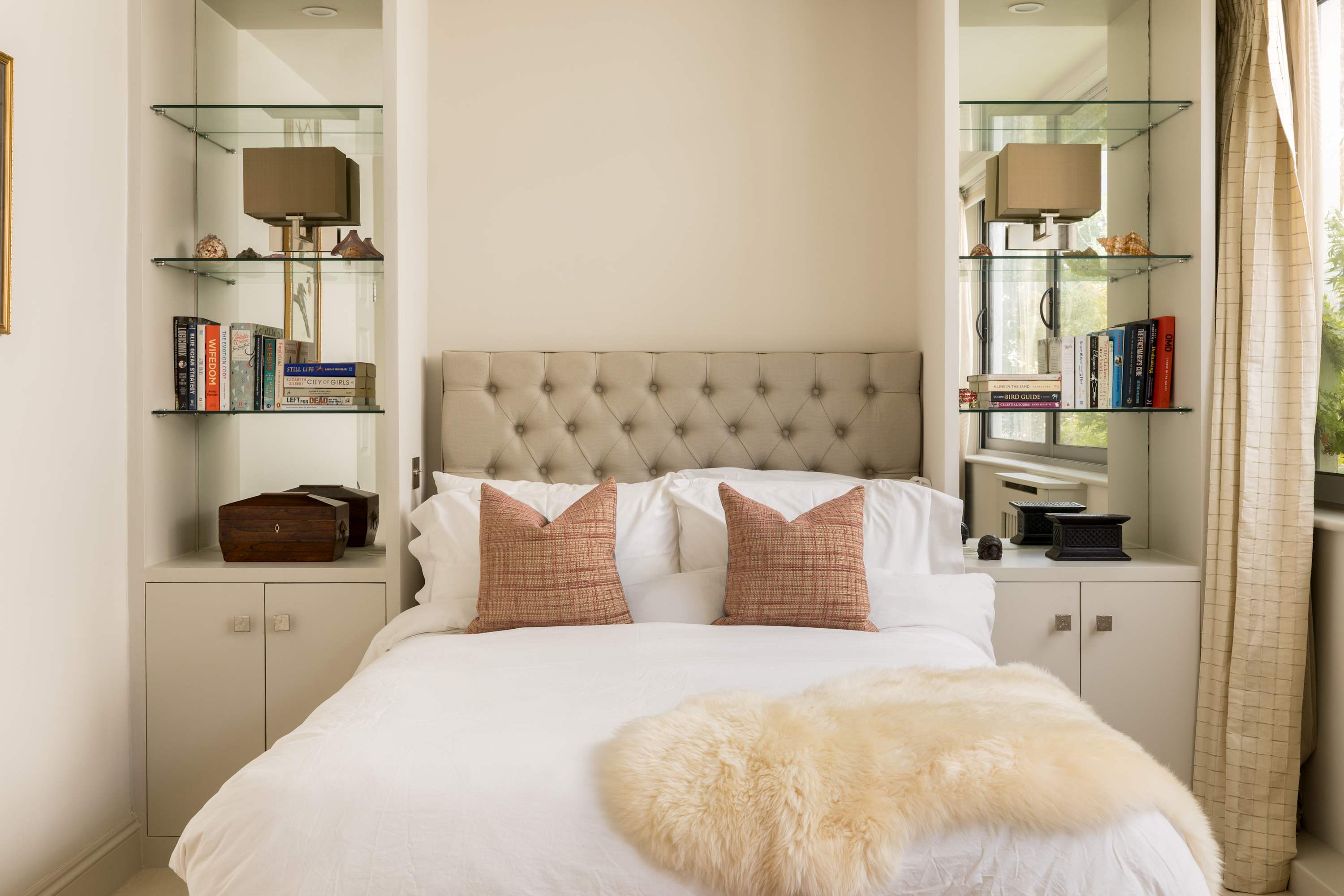 View Kensington 2-Bed near Notting Hill with Garden in Campden Street 55 W8 7EL Kensington 2-Bed near Notting Hill with Garden in Campden Street 55 W8 7EL - Property image 20 - VivreStays