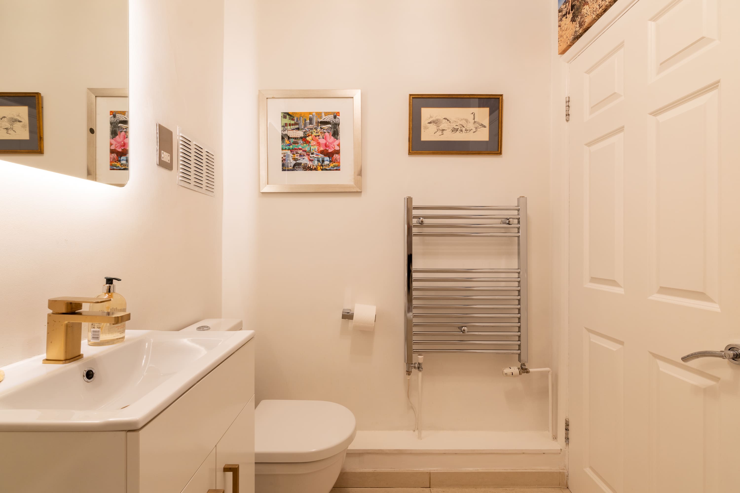 View Kensington 2-Bed near Notting Hill with Garden in Campden Street 55 W8 7EL Kensington 2-Bed near Notting Hill with Garden in Campden Street 55 W8 7EL - Property image 25 - VivreStays