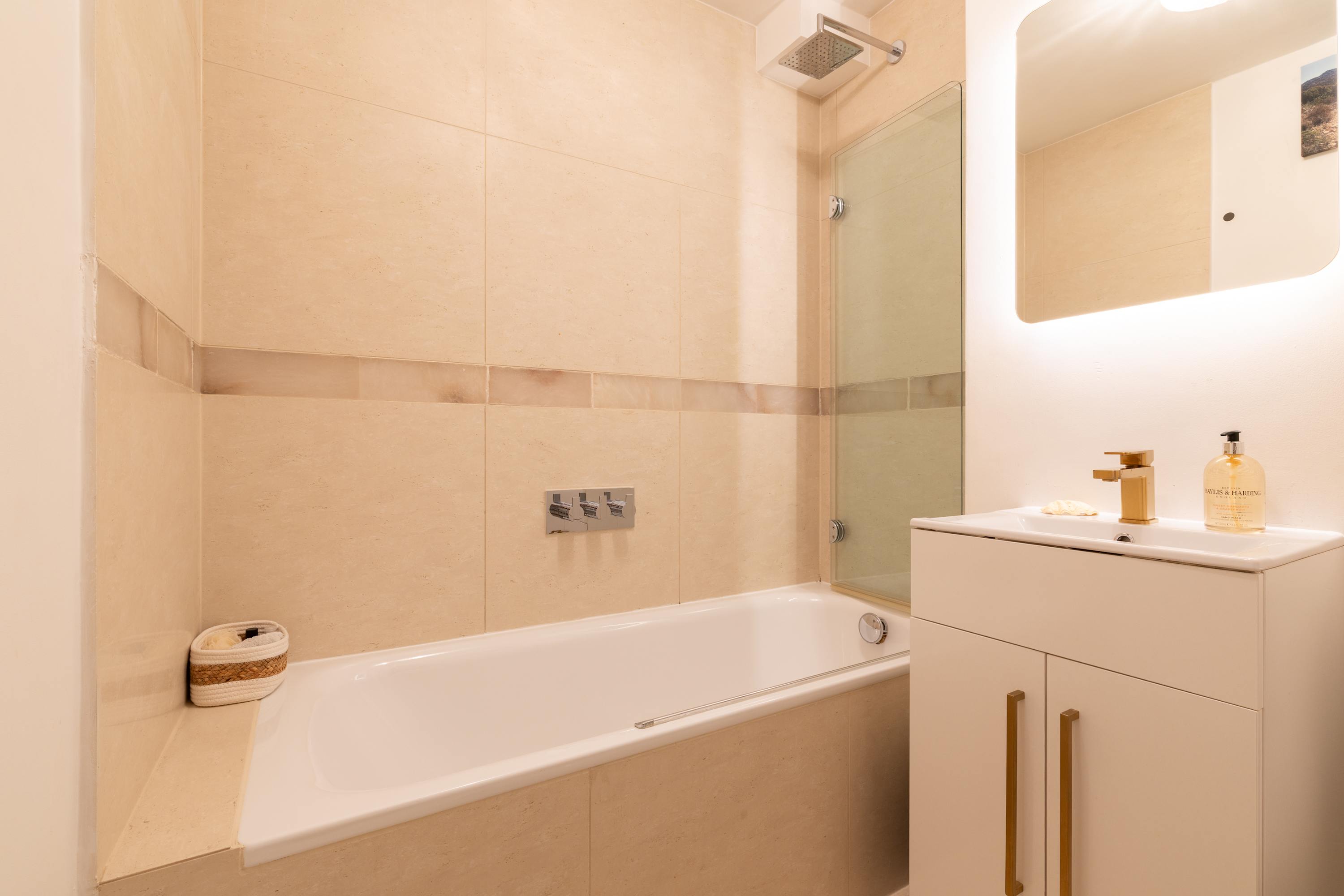 View Kensington 2-Bed near Notting Hill with Garden in Campden Street 55 W8 7EL Kensington 2-Bed near Notting Hill with Garden in Campden Street 55 W8 7EL - Property image 27 - VivreStays