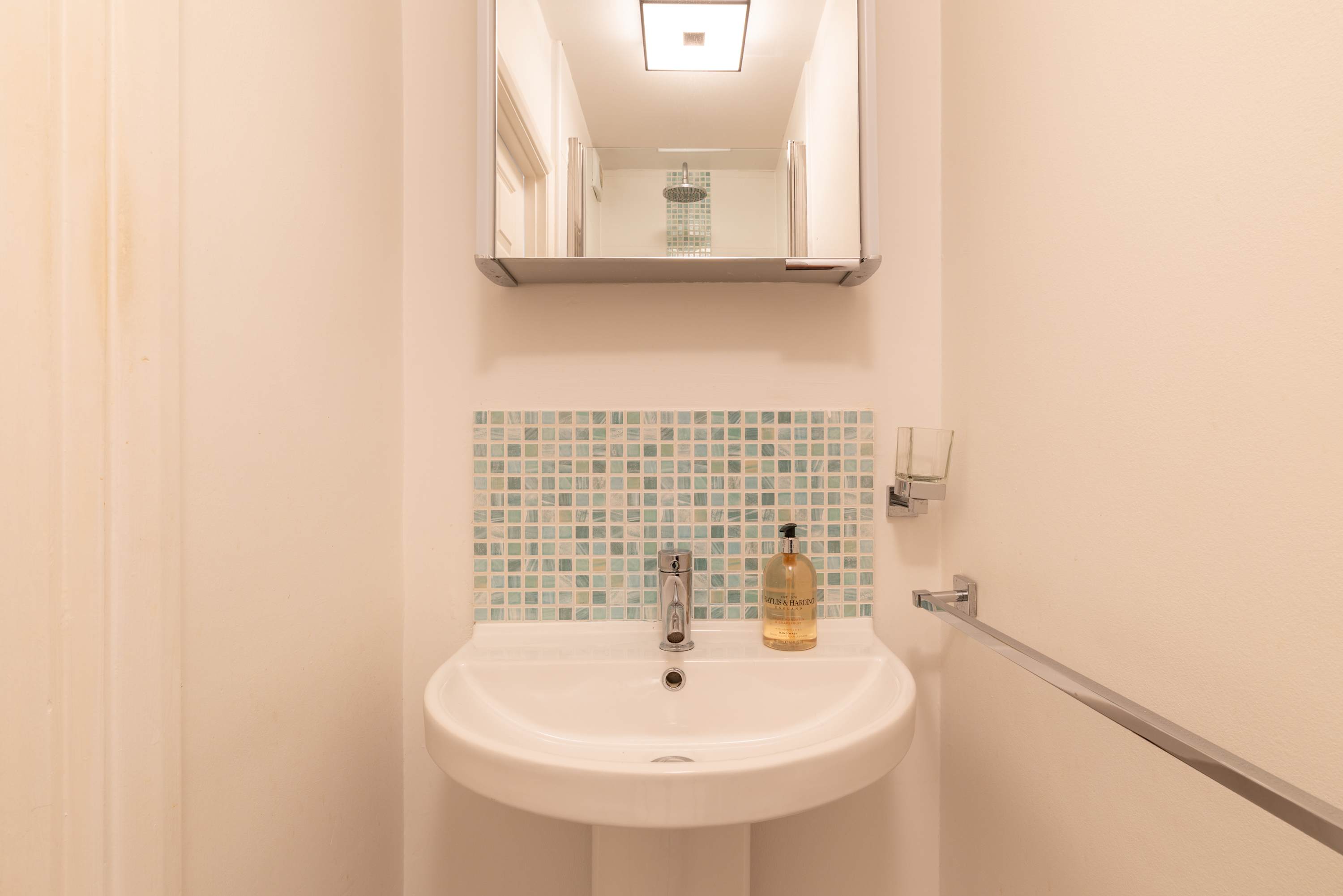 View Kensington 2-Bed near Notting Hill with Garden in Campden Street 55 W8 7EL Kensington 2-Bed near Notting Hill with Garden in Campden Street 55 W8 7EL - Property image 28 - VivreStays