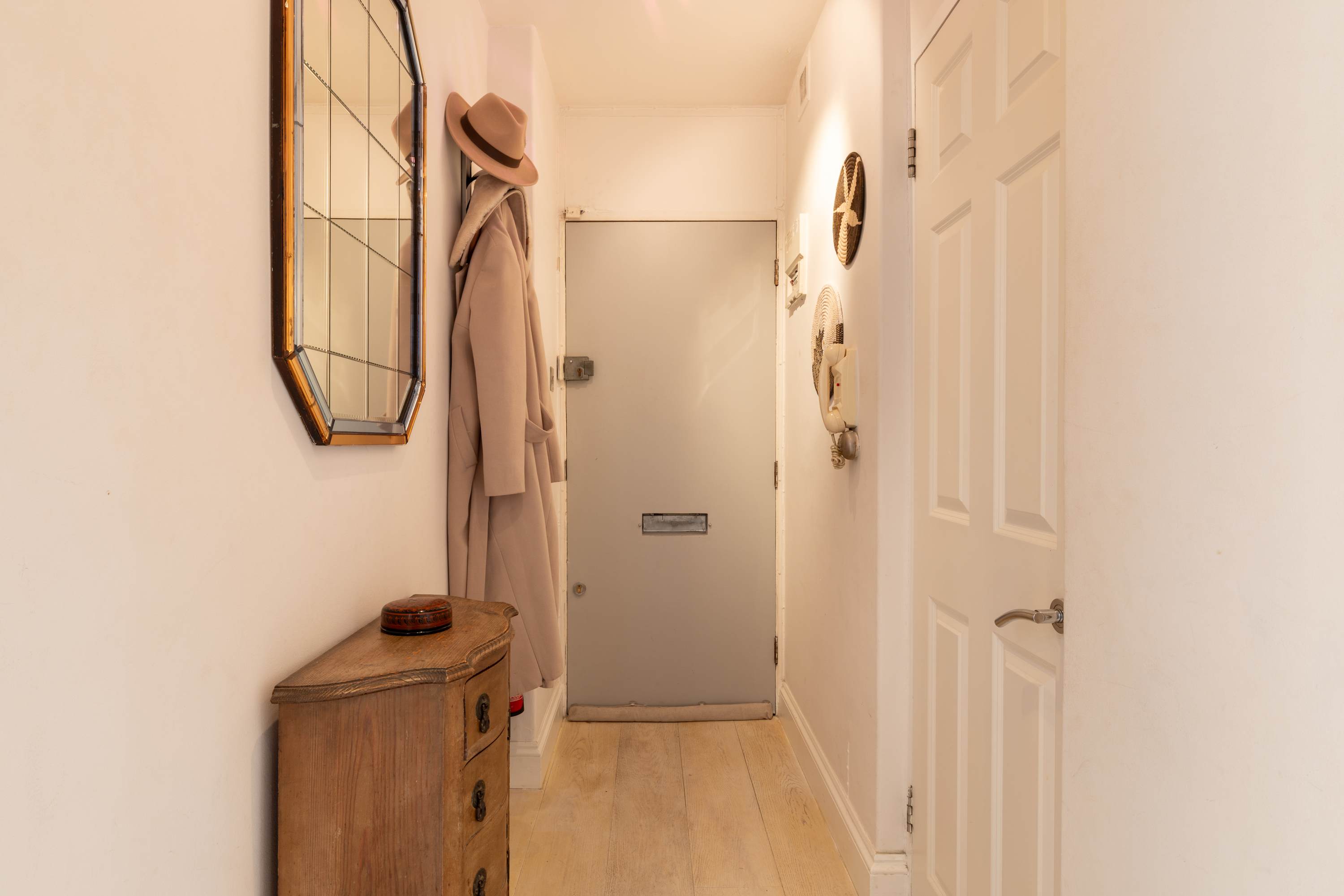 View Kensington 2-Bed near Notting Hill with Garden in Campden Street 55 W8 7EL Kensington 2-Bed near Notting Hill with Garden in Campden Street 55 W8 7EL - Property image 29 - VivreStays