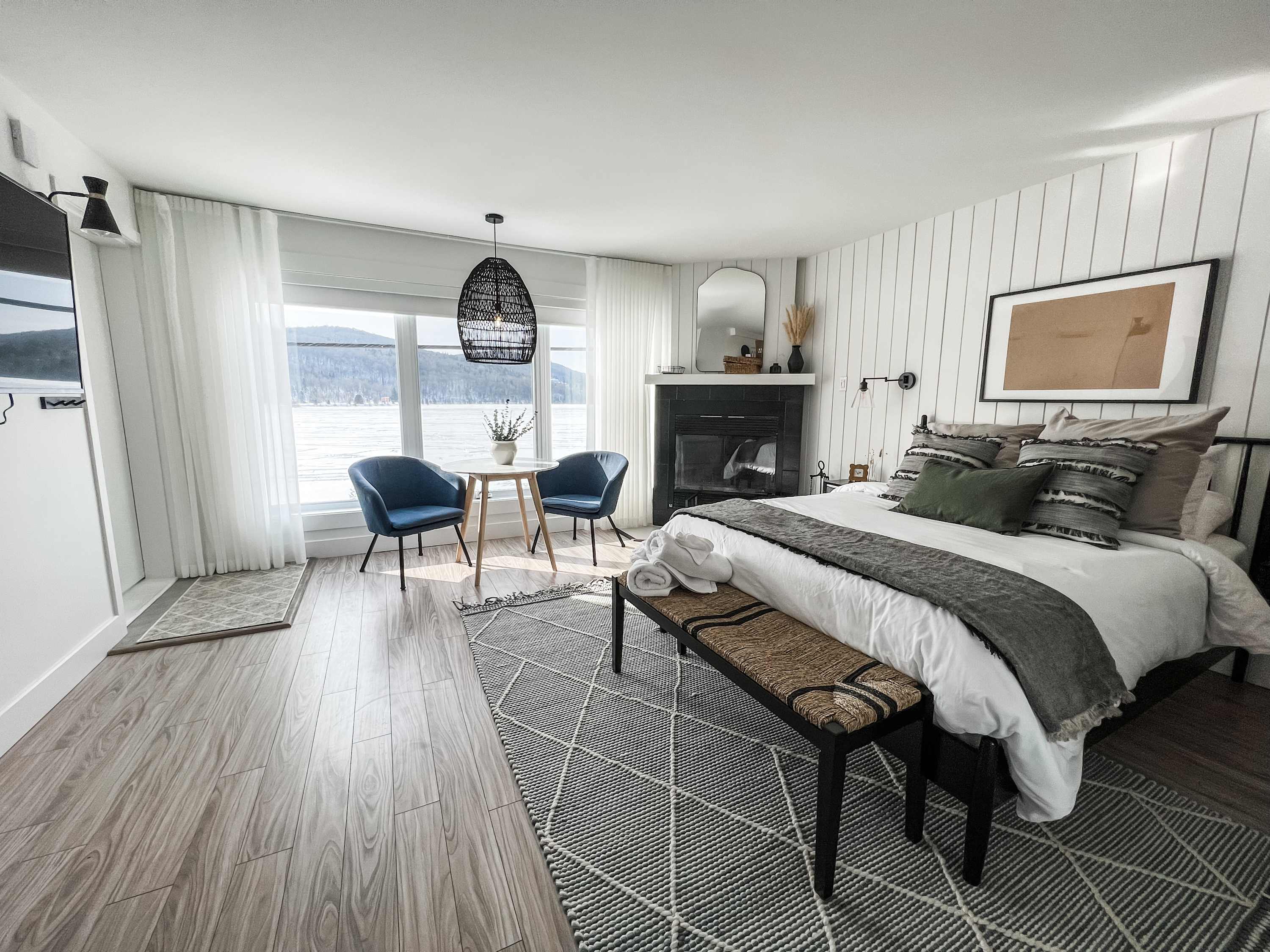 Loft 1- Lake view - Private Hot Tub & Wood fireplace — Sainte-Agathe-des-Monts, Quebec — vacation rental