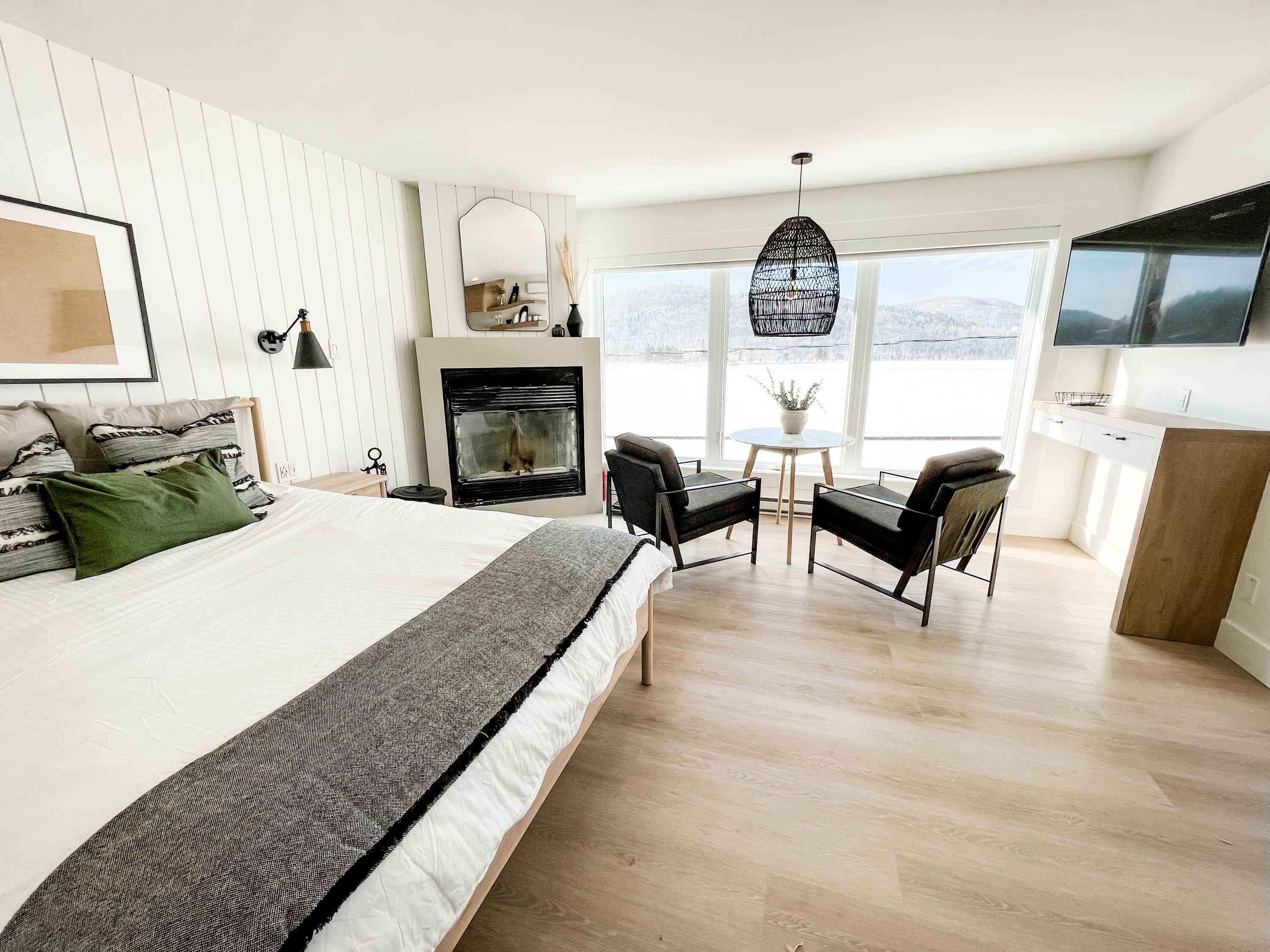 Loft 4 - Lake View - Private Hot Tub & Indoor Fireplace i — Sainte-Agathe-des-Monts, Quebec — vacation rental