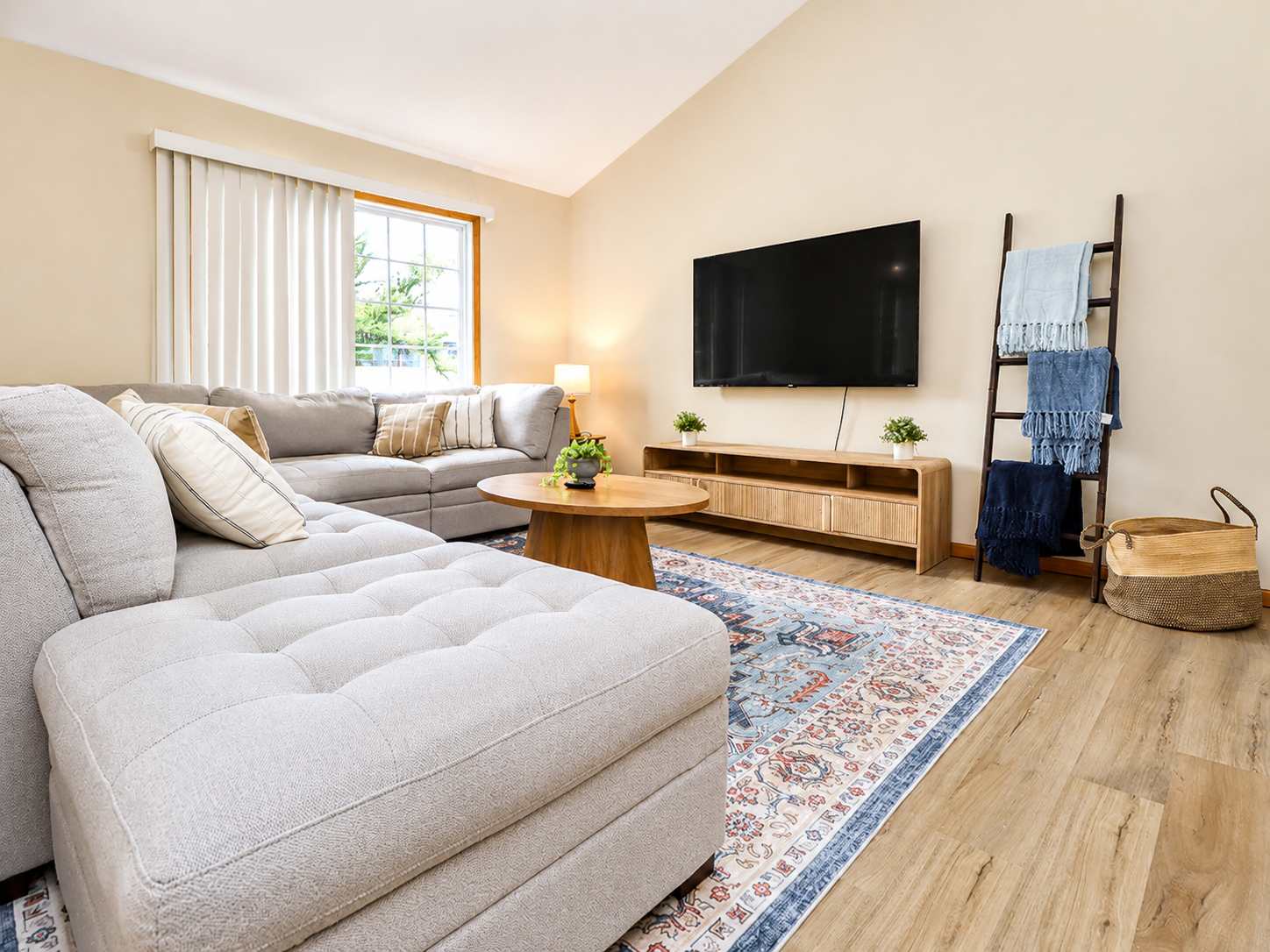 Townhouse near UNL with king bed & 70” TV