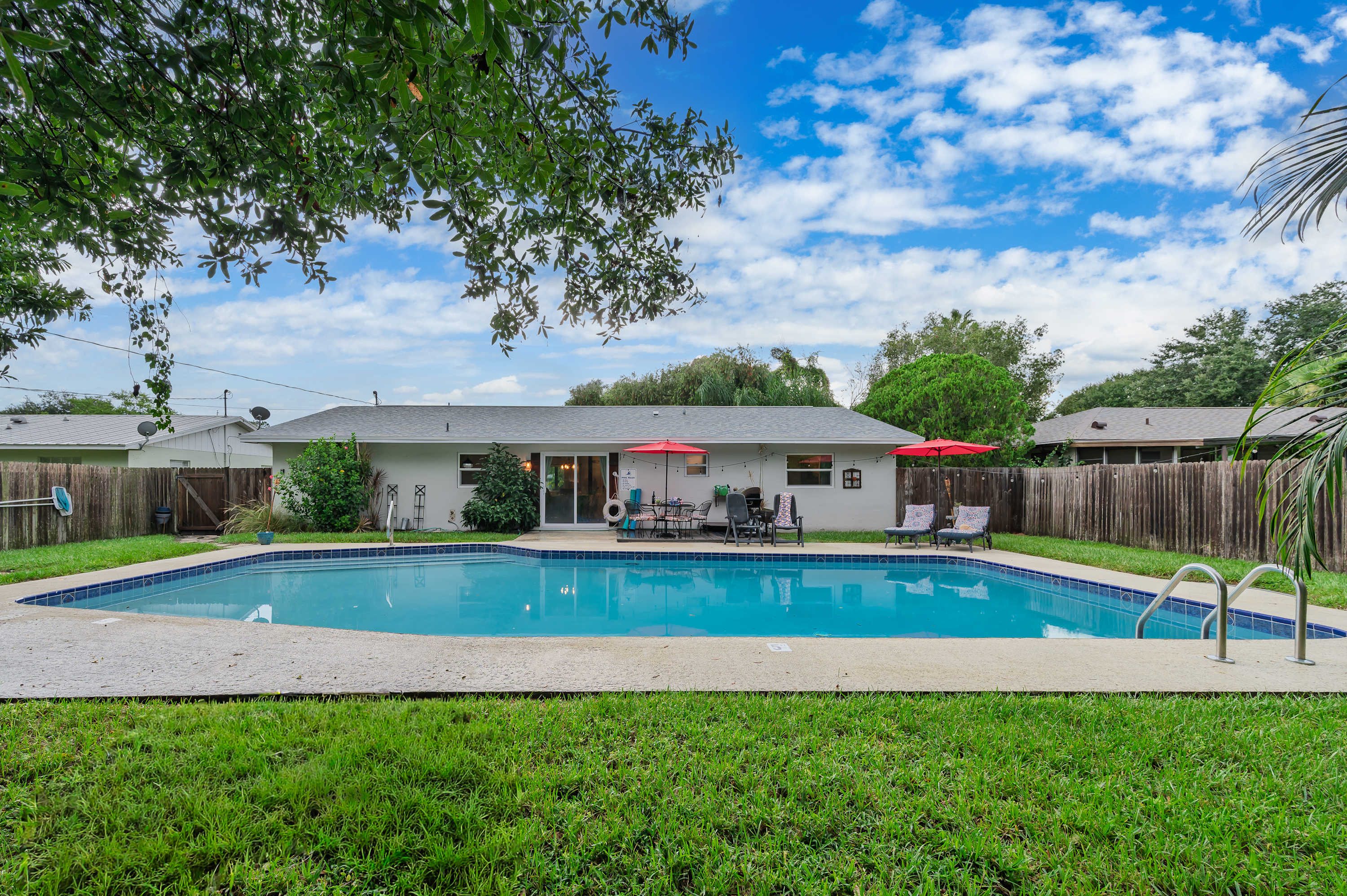 40-Ft Private Pool – Pet-Friendly, 10 Min to Beach