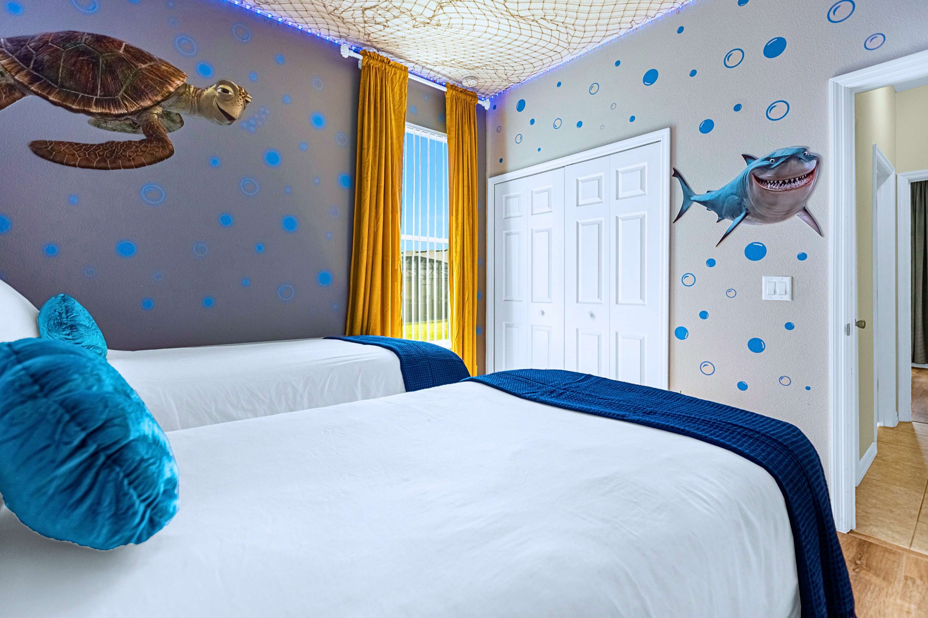 Fun Nemo ocean theme: two single beds with a center lamp, kids will love it!